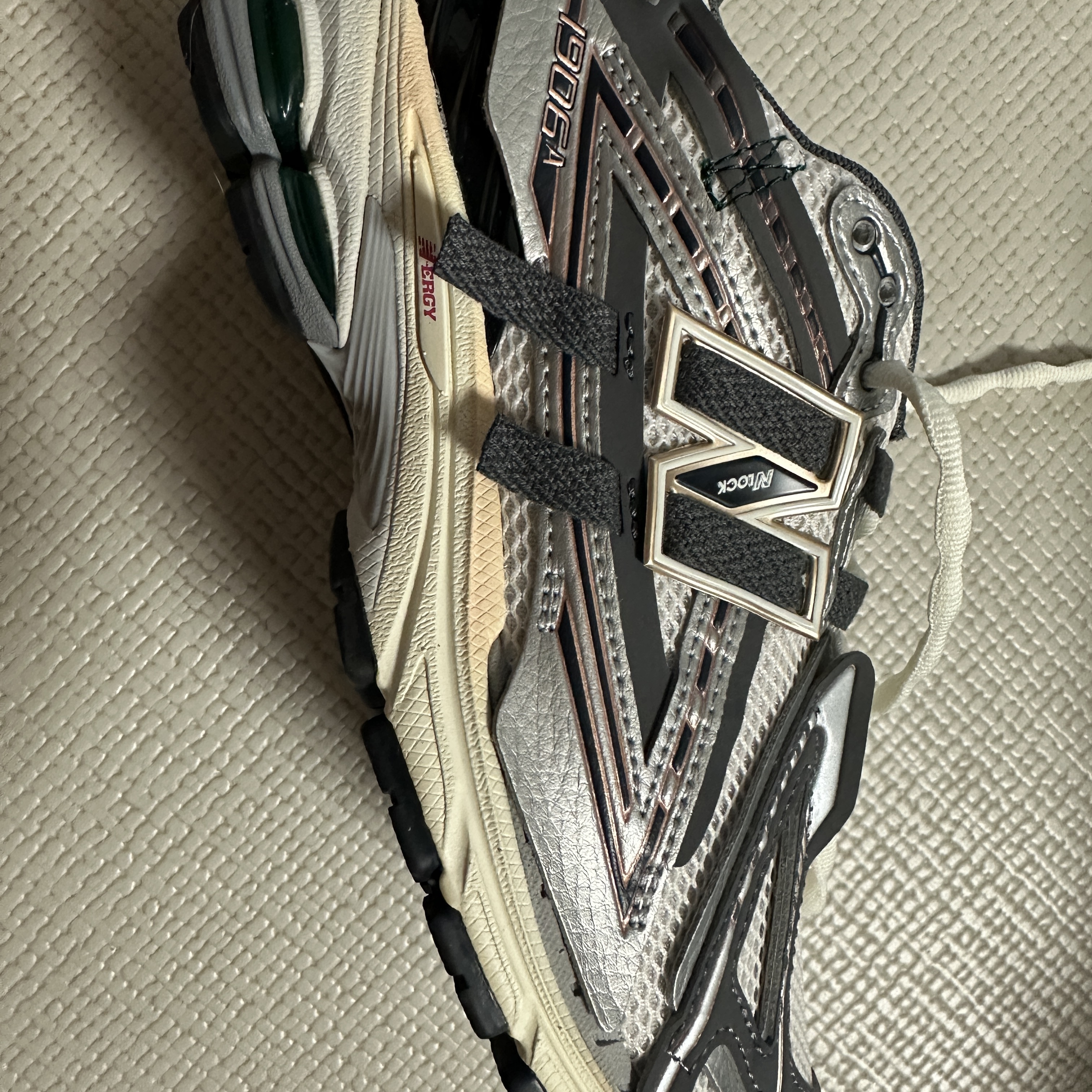 New Balance 1906A Silver Metallic Castlerock 착용 스타일