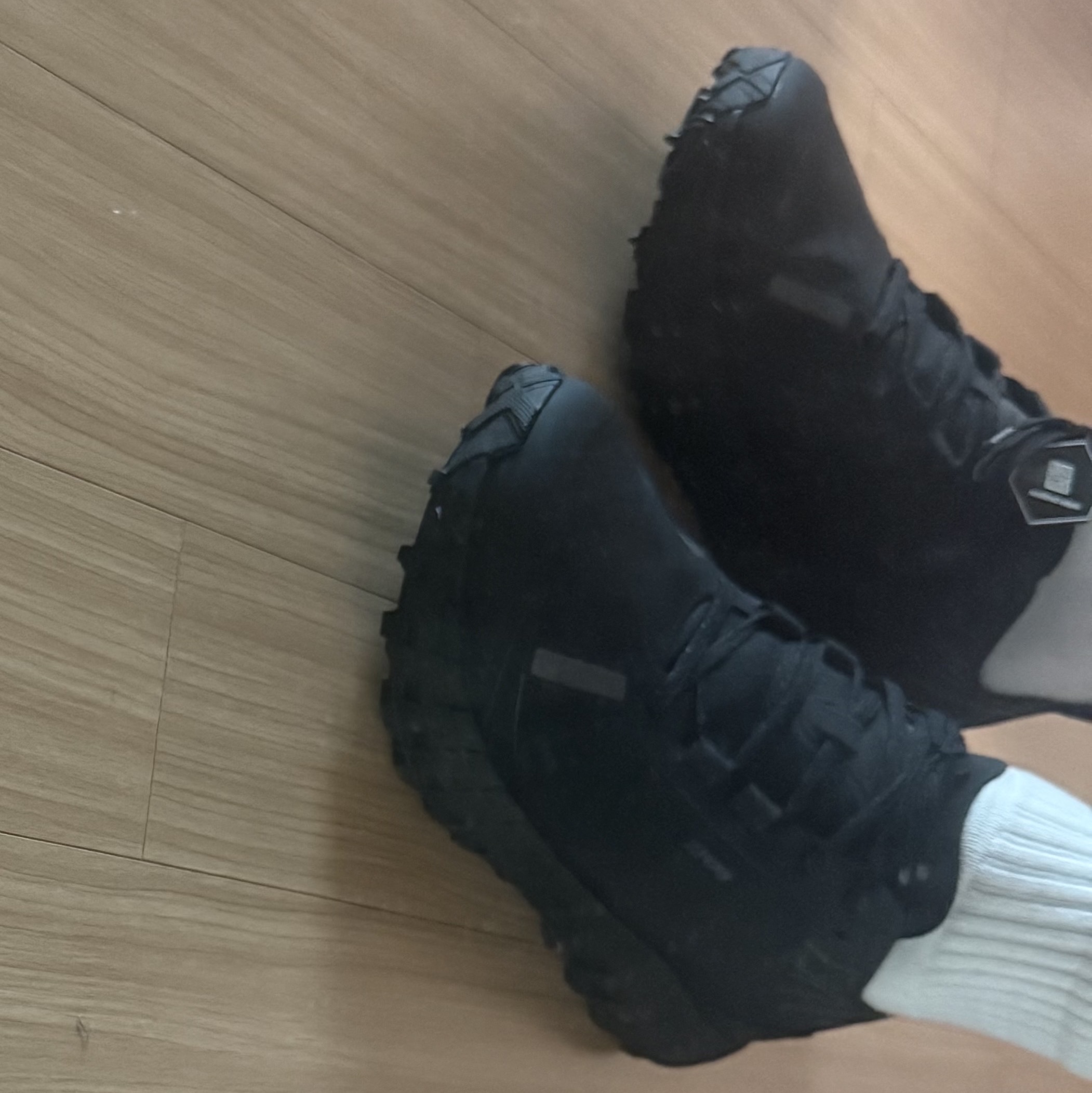 Norda 001/A Stealth Black 착용 스타일