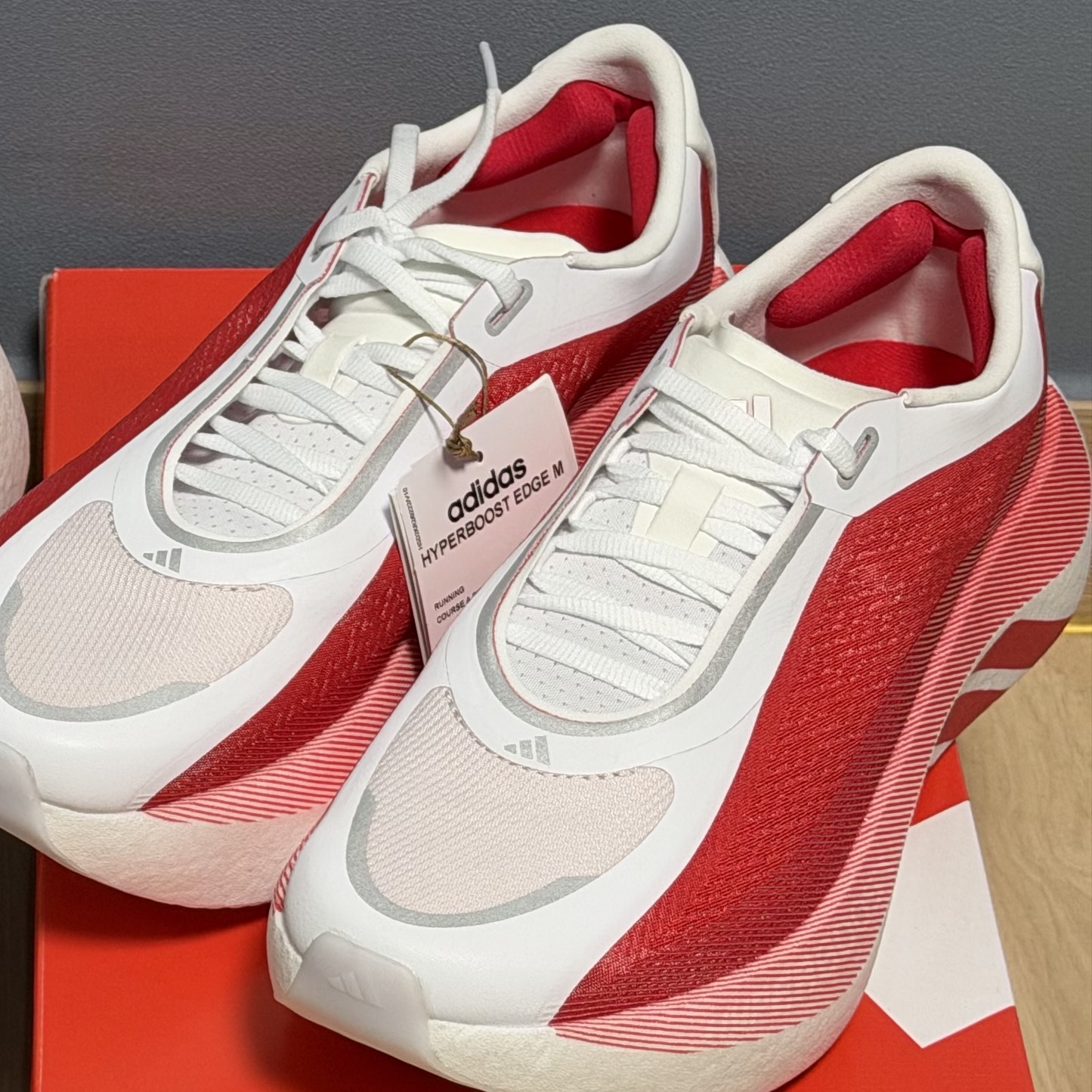 Adidas Hyperboost Edge Cloud White Pure Ruby 착용 스타일 - 2