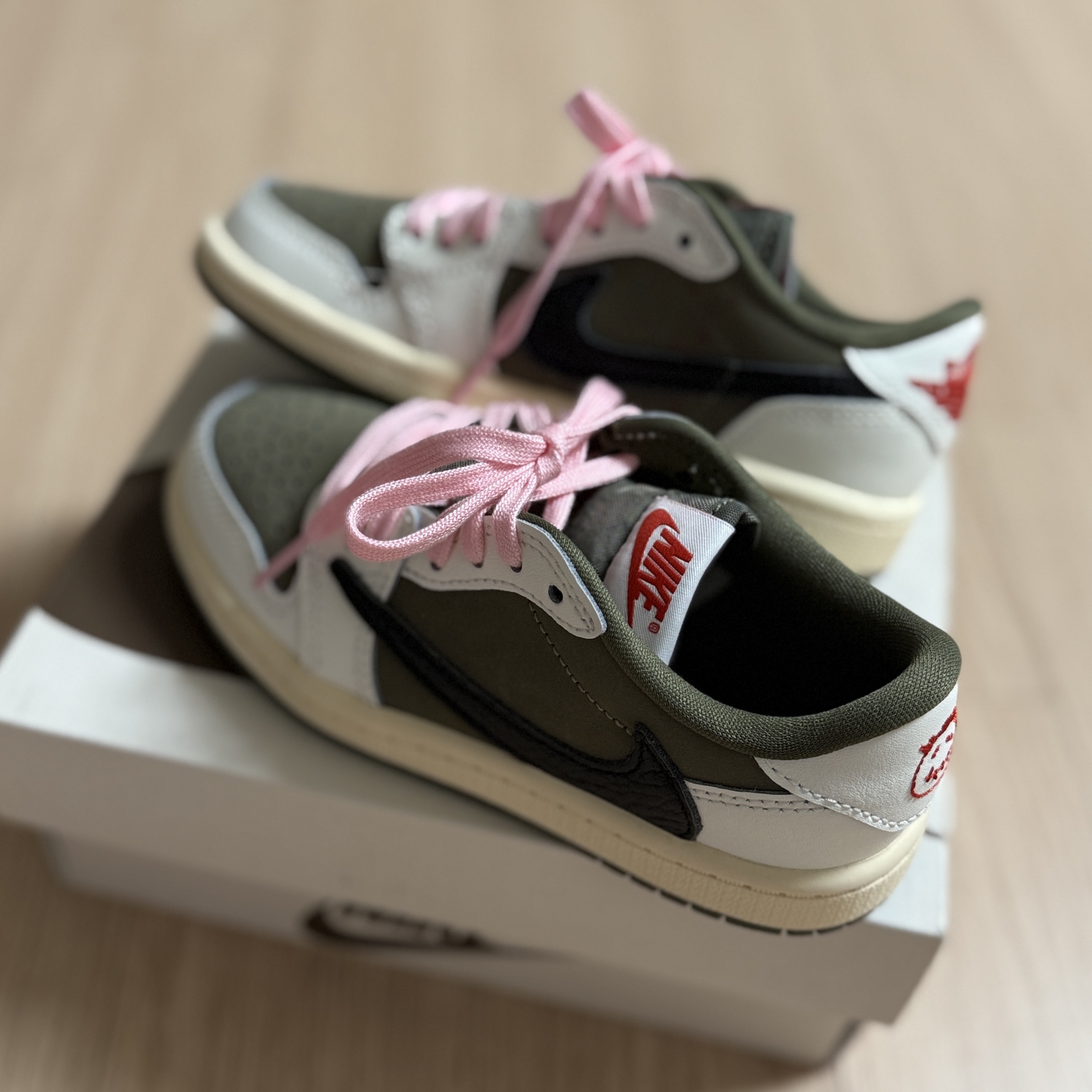 (PS) Jordan 1 x Travis Scott Retro Low OG SP Reverse Olive 착용 스타일 - 1