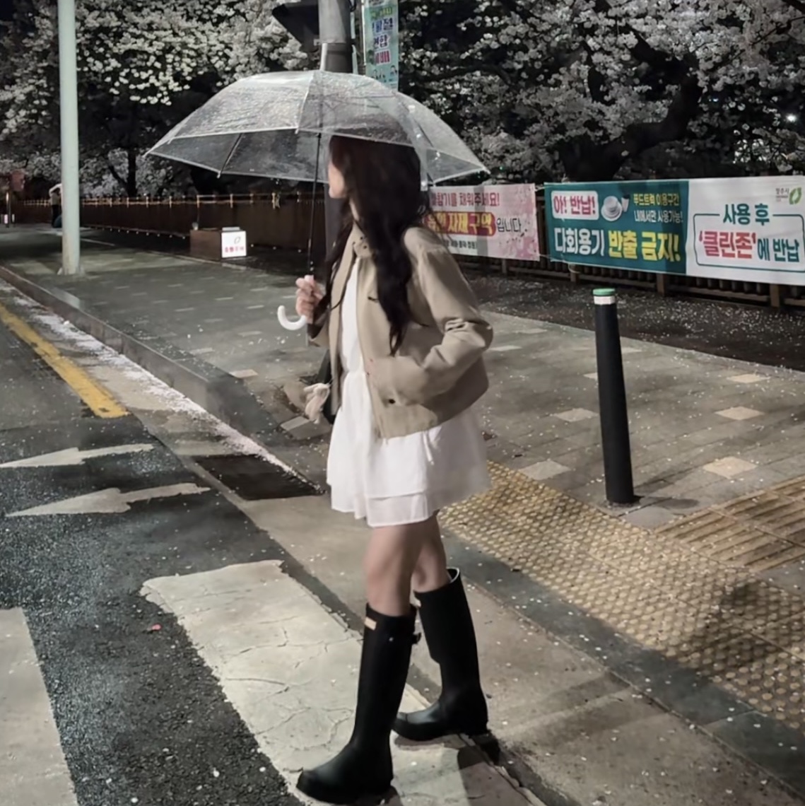 (W) Hunter Original Tall Rain Boots Black 착용 스타일 - 1
