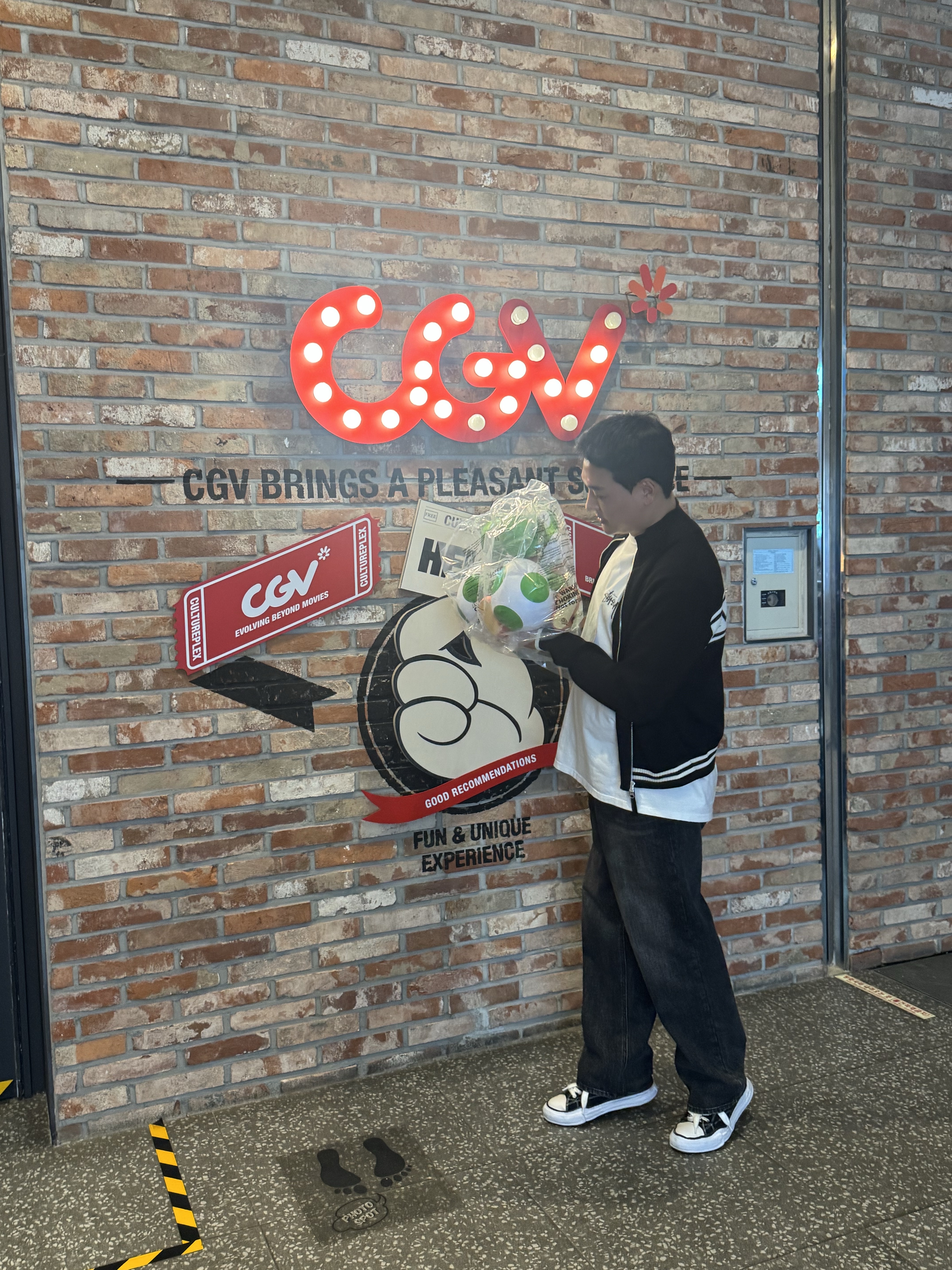 CGV x Super Mario Yoshi Popcorn Bucket, Maison Mihara Yasuhiro Peterson OG Sole Canvas Low Sneakers Black 착용 스타일 - 1