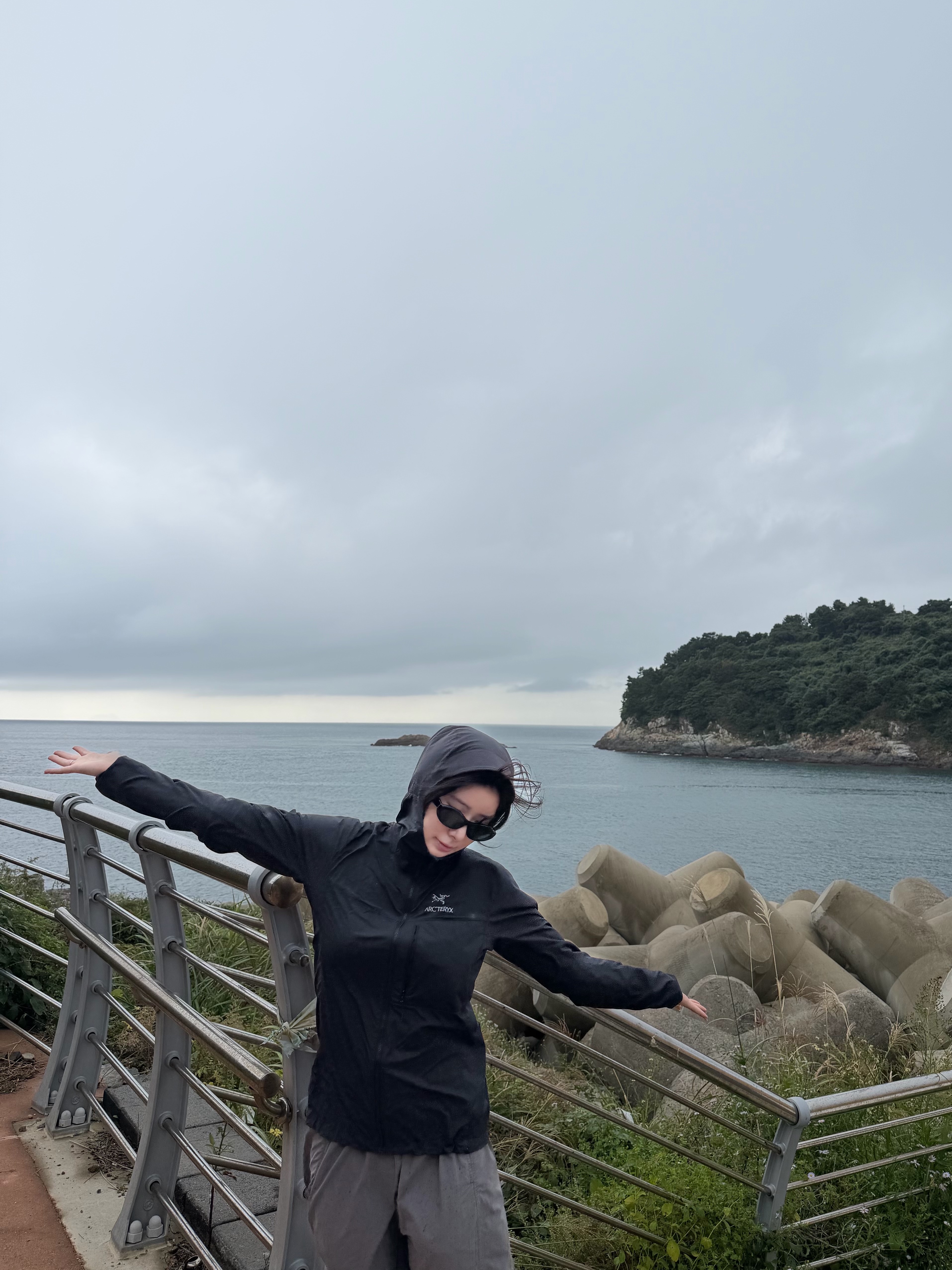 Arc'teryx Squamish Hoody Black 착용 스타일 - 1