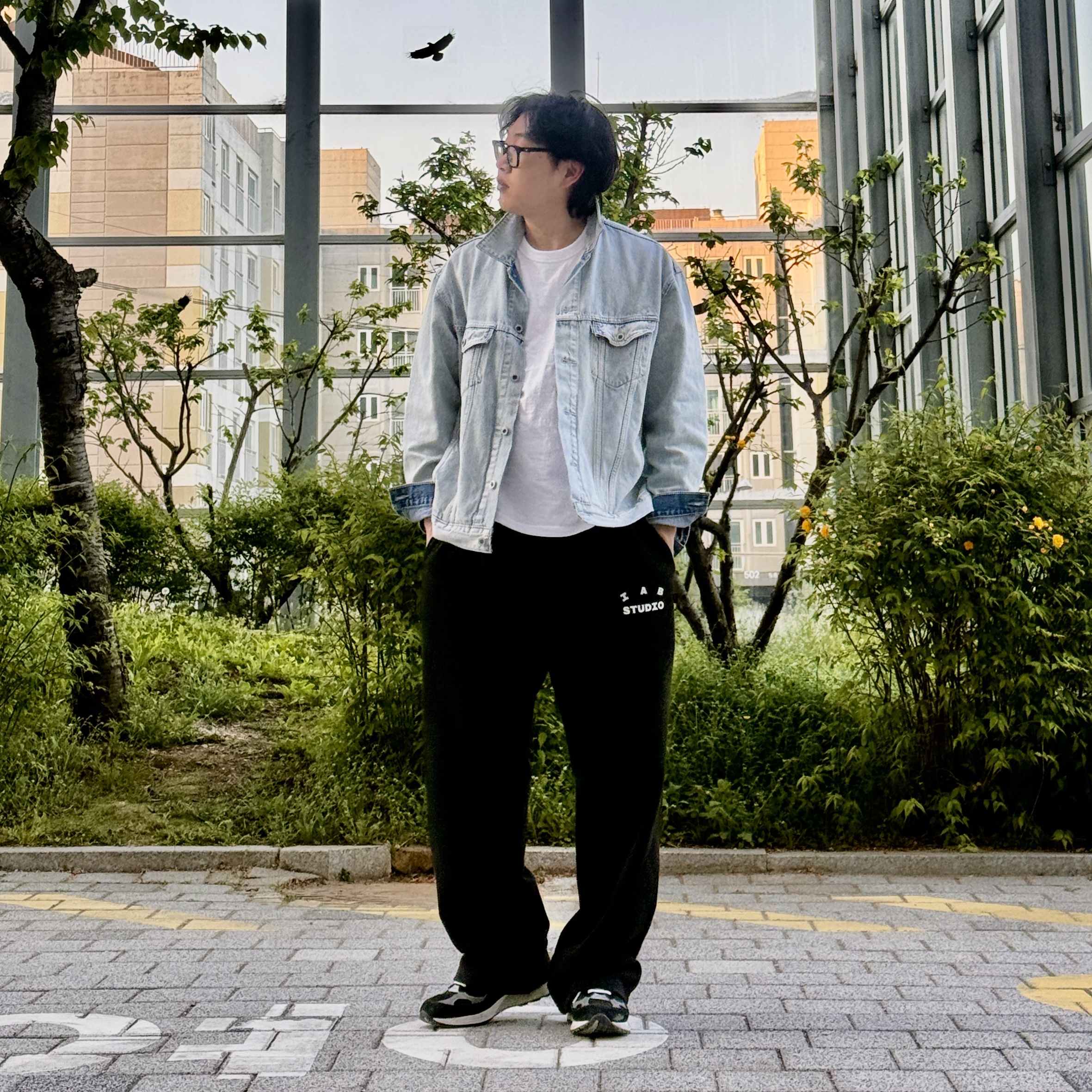 IAB Studio IAB Sweatpants Black, New Balance 992 Made in USA Black Grey 착용 스타일 - 2