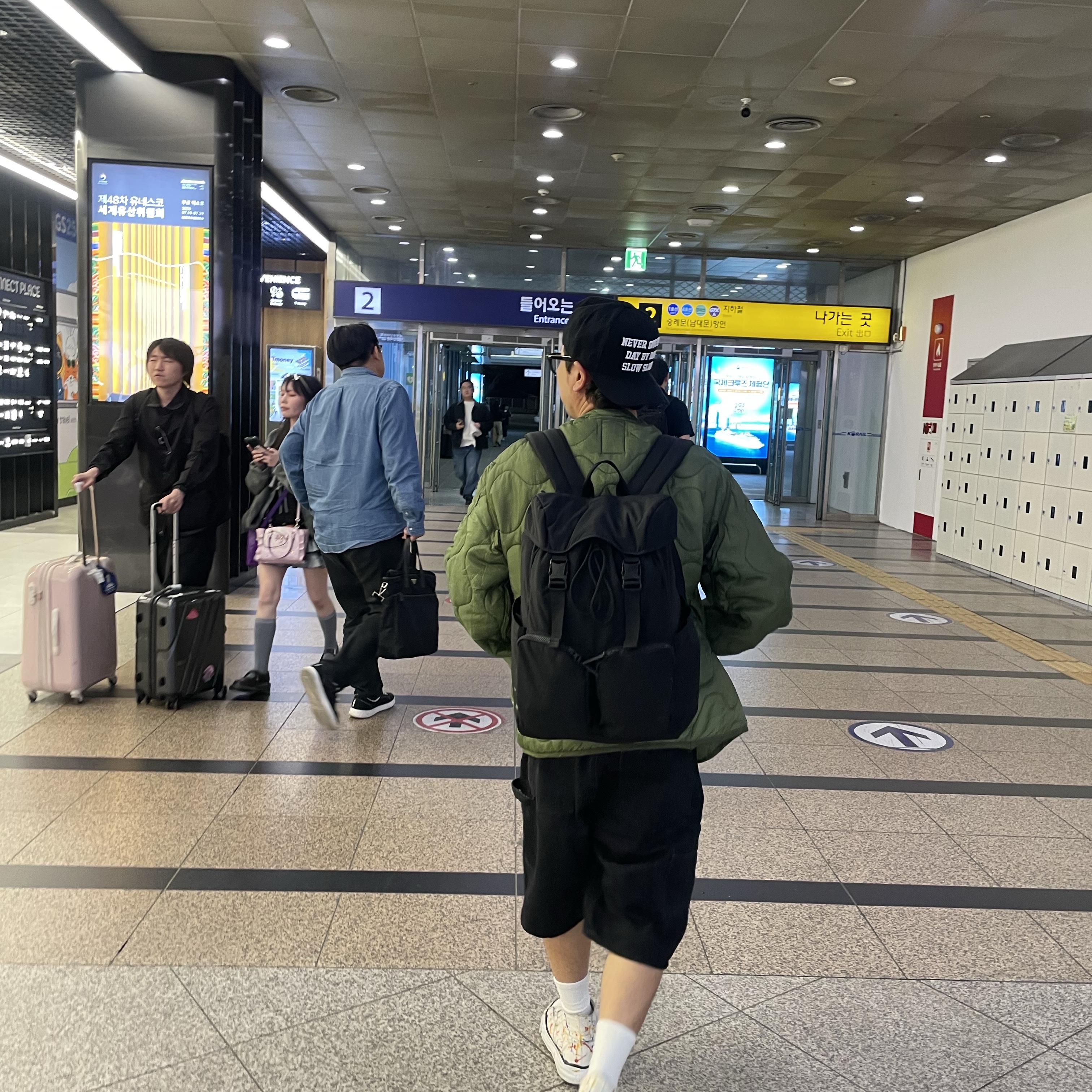 Uniqlo Multi Pocket Backpack Black 착용 스타일 - 2