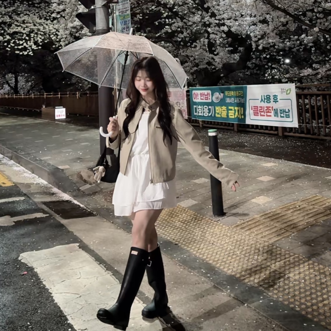(W) Hunter Original Tall Rain Boots Black 착용 스타일 - 2