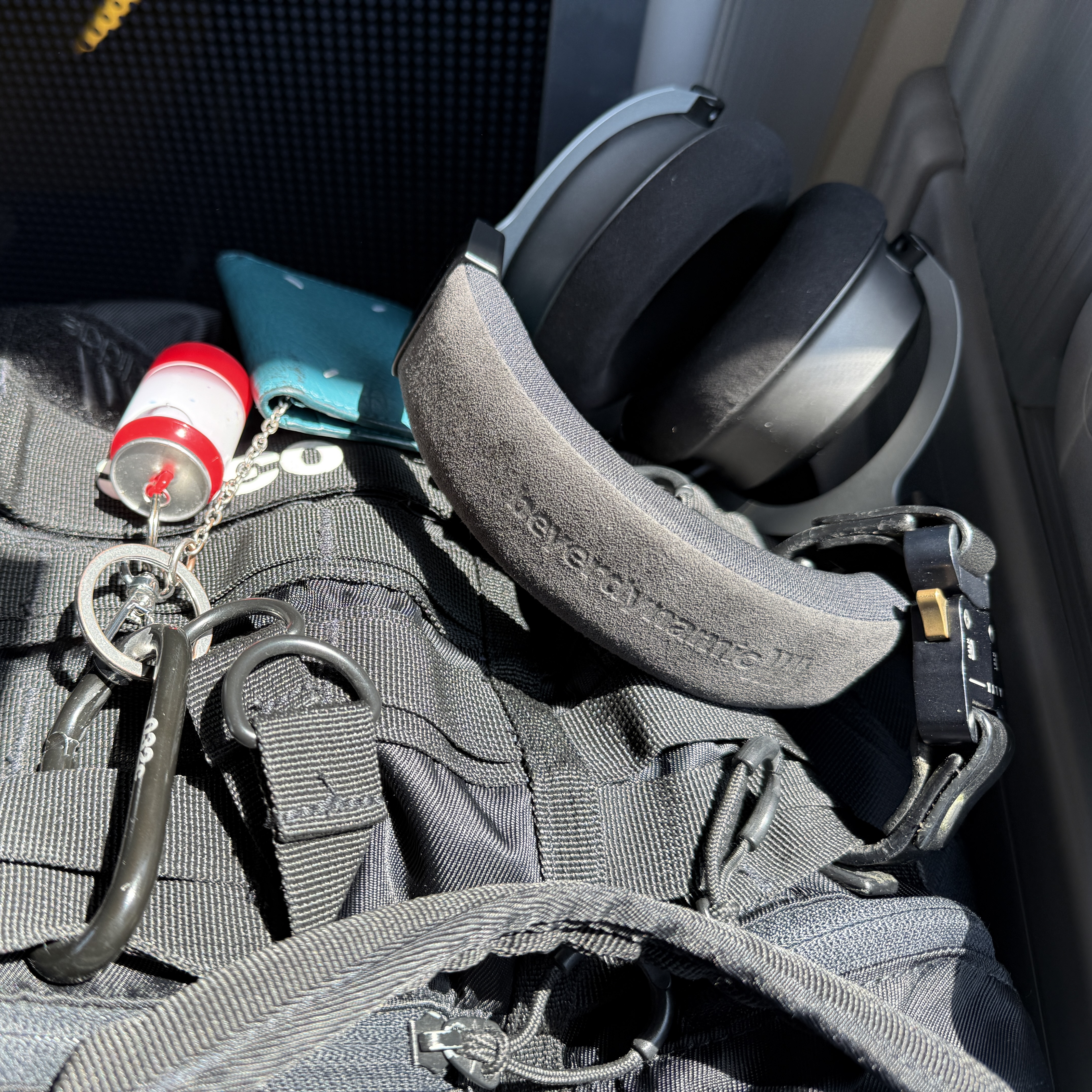 Beyerdynamic DT700 Pro X Black (Korean Ver.), Maison Margiela Four Stitches Keyring Card Holder Vert D'eau 착용 스타일 - 1