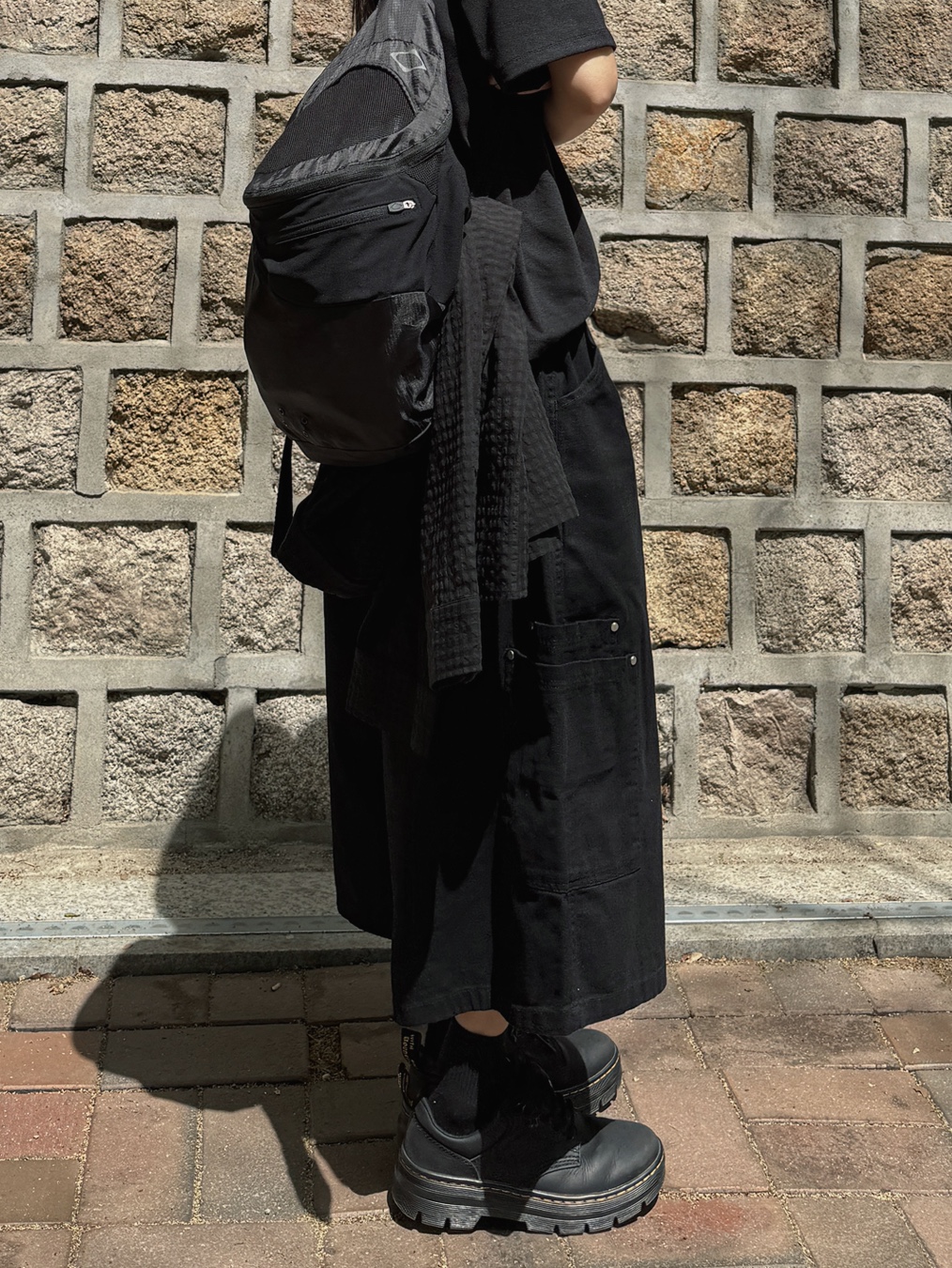 Mischief Lightweight Zip Around Backpack Black, Dr. Martens Reeder Wyoming Leather Utility Shoes Black 착용 스타일 - 3