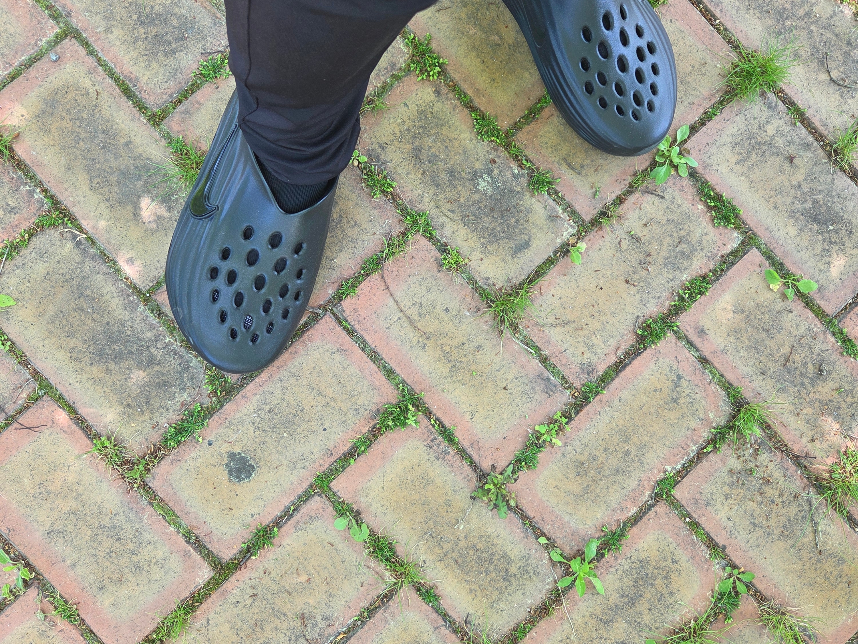 Nike ReactX Rejuven8 Triple Black 착용 스타일