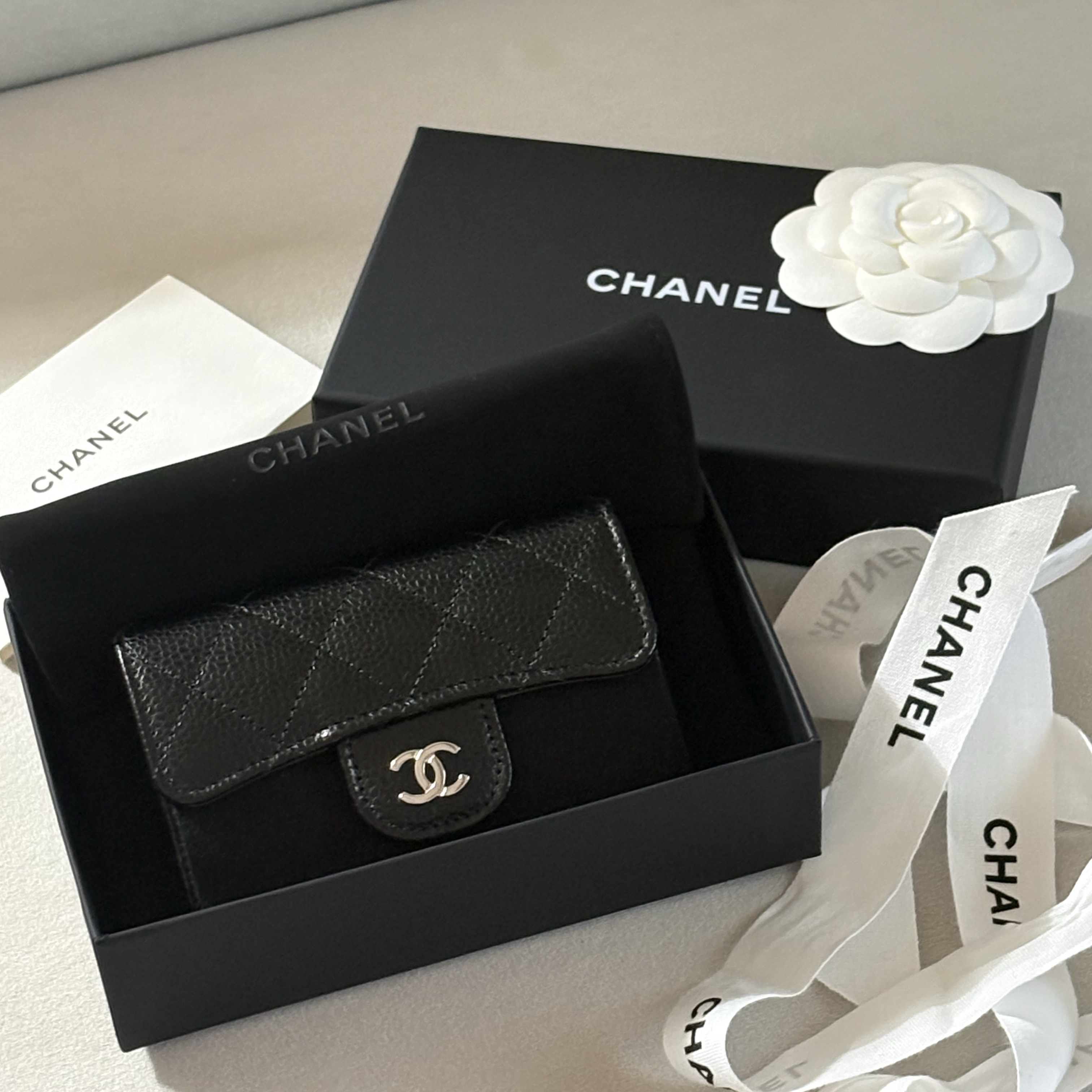 Chanel Classic Card Holder Grained Calfskin & Silver Black 착용 스타일