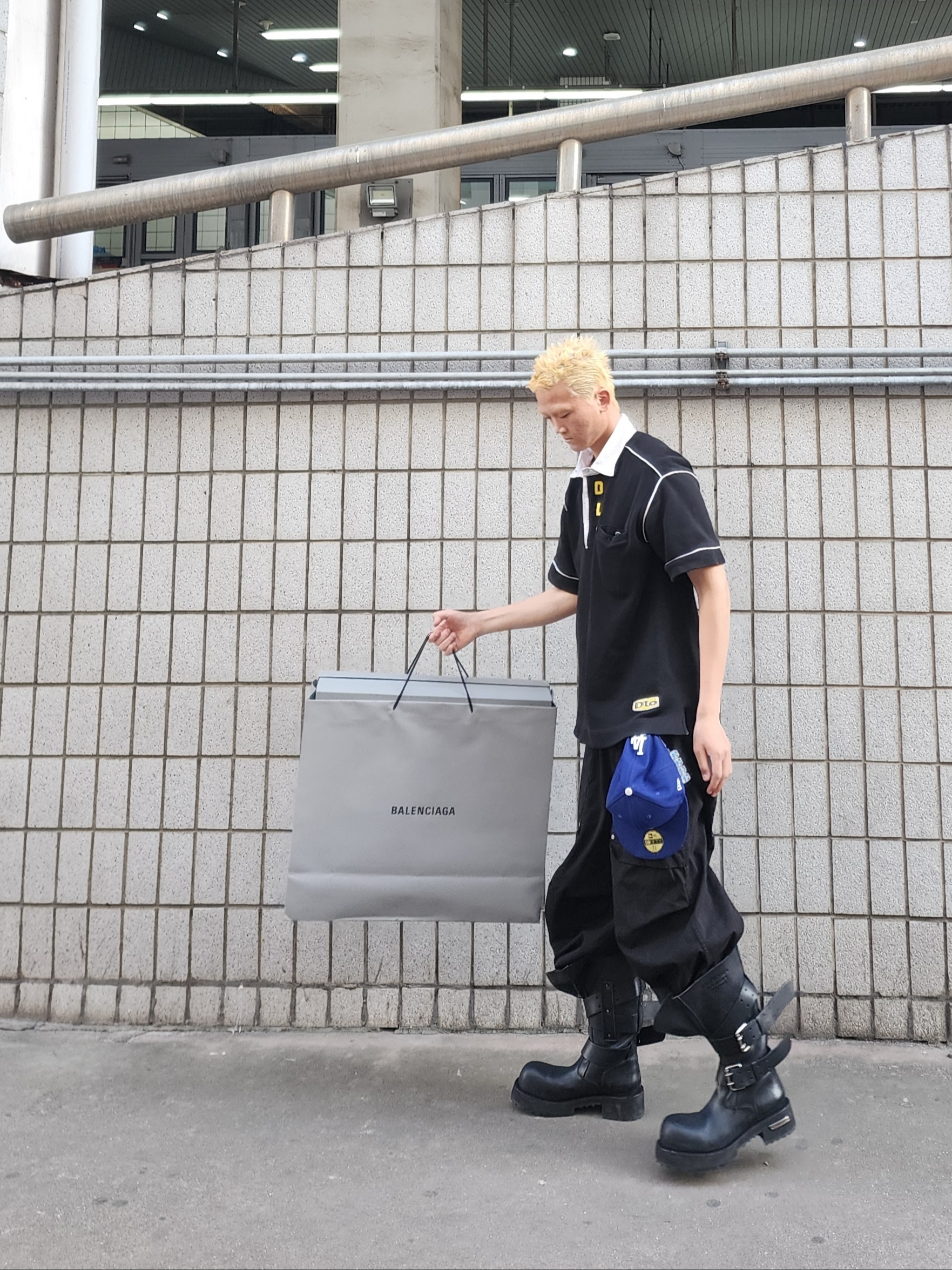 Balenciaga Venom High Boot Black 착용 스타일 - 3