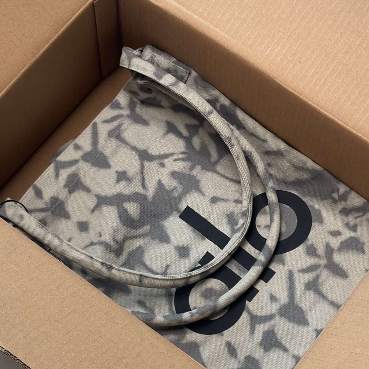Alo Yoga Iconic Shopper Tote Bag Grey Tiedye 착용 스타일