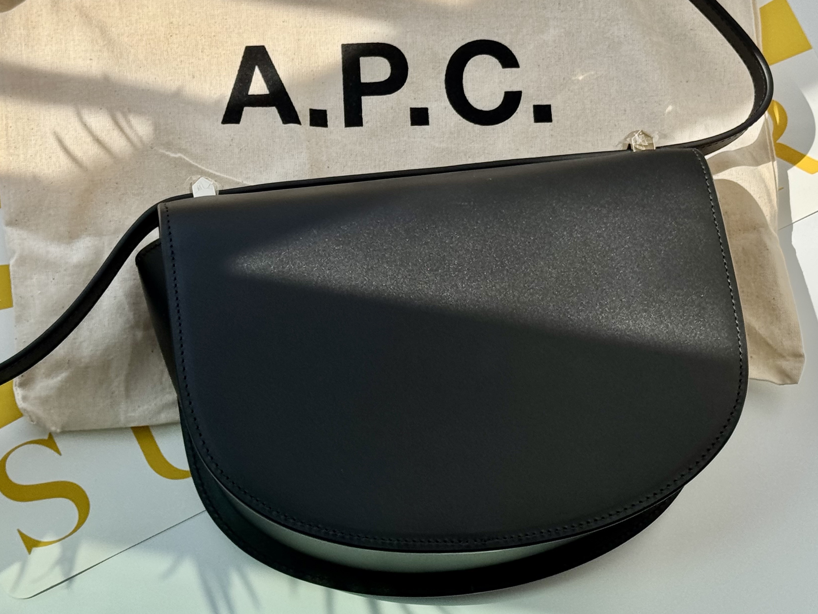 A.P.C. Geneve Bag Black, (W) Alo Yoga 90's Claw Clip Light Provence Blue Marble 착용 스타일 - 5