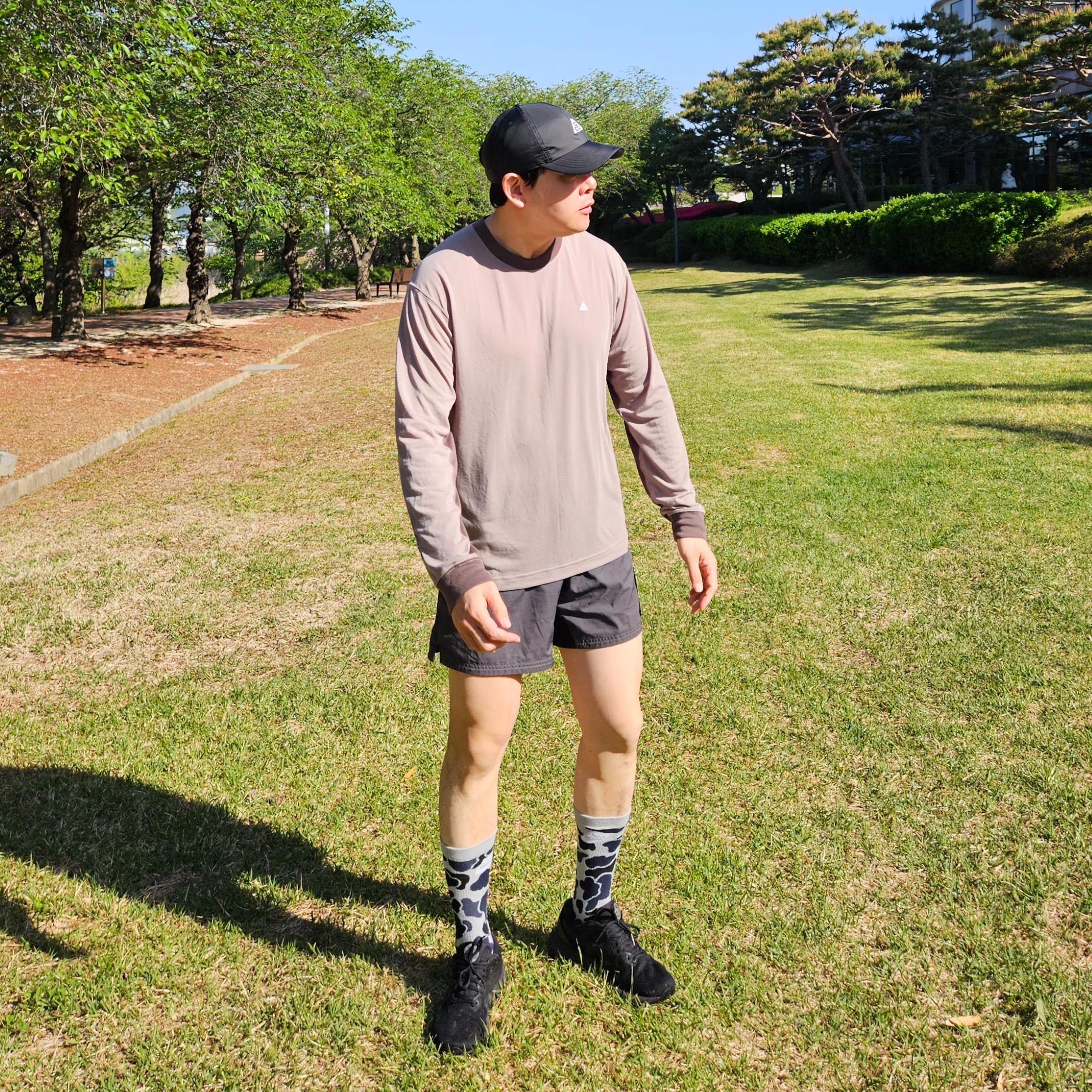 Nike ACG Trail Cap Black, Nike Dri-Fit ACG Goat Rocks Long Sleeve T-Shirt Moon Fossil - Asia 착용 스타일 - 1