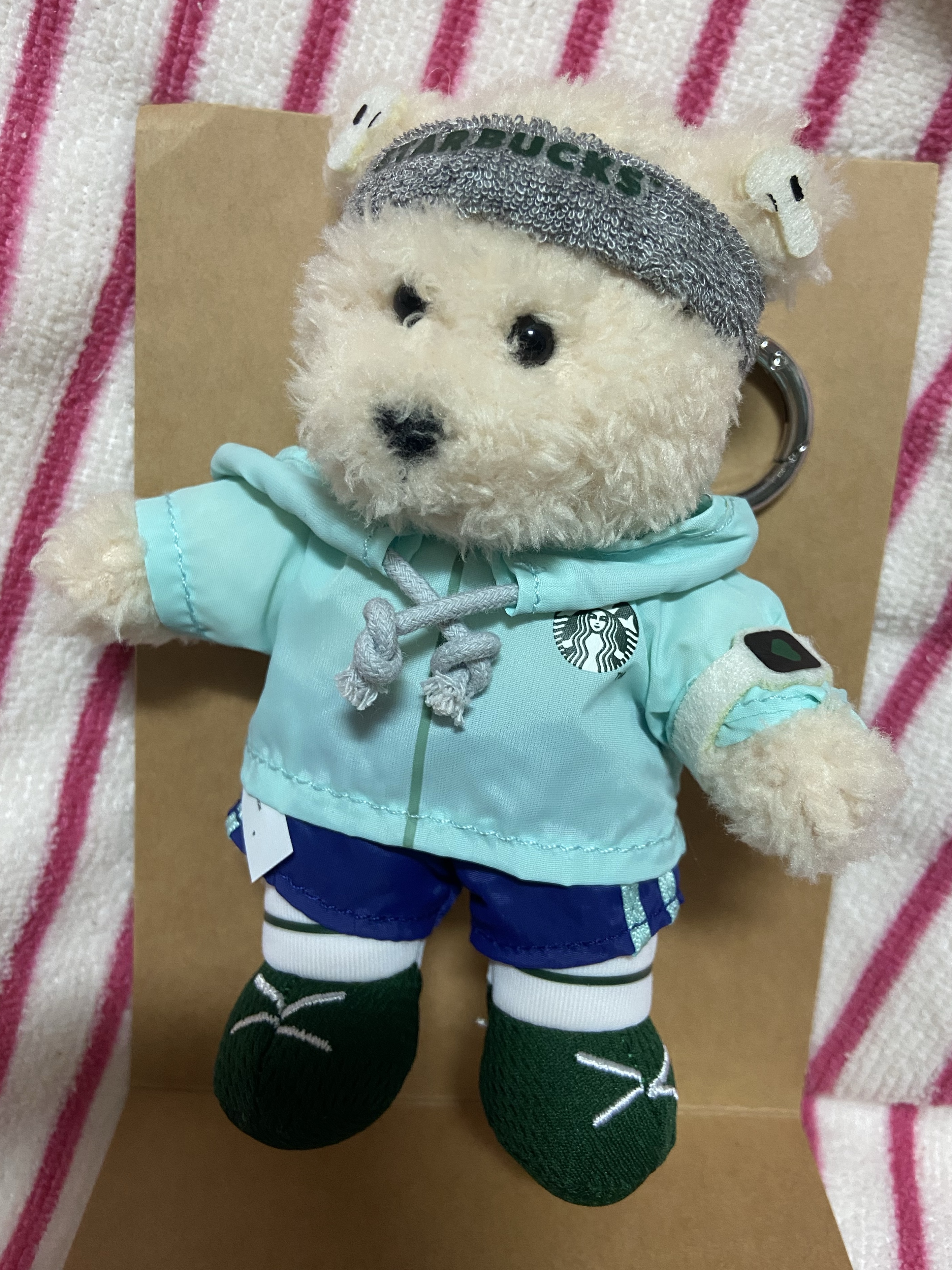 Starbucks Running Bearista Keychain 착용 스타일