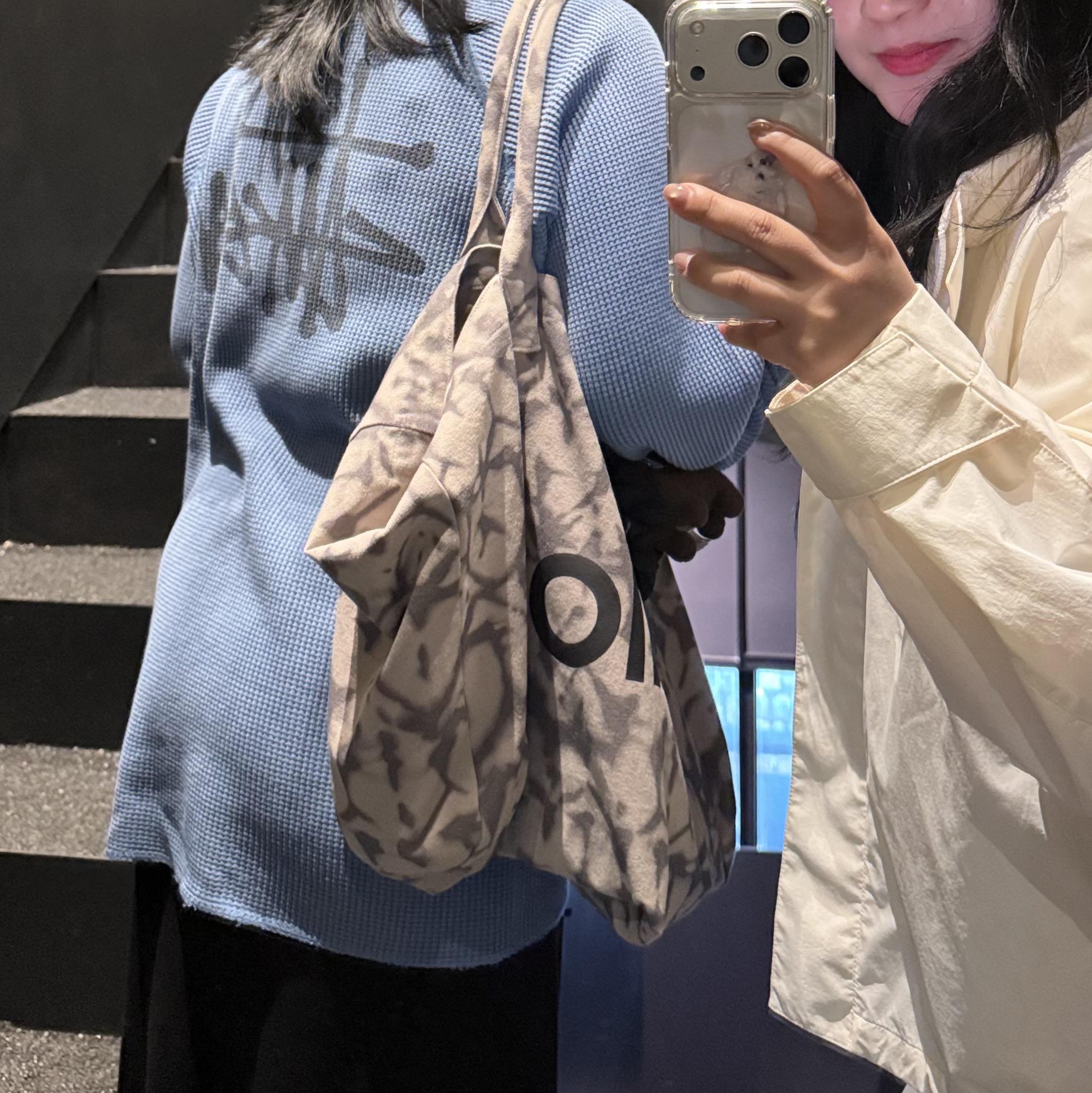 Stussy Raglan Thermal LS Crew Dust Blue, Alo Yoga Iconic Shopper Tote Bag Grey Tiedye 착용 스타일 - 2