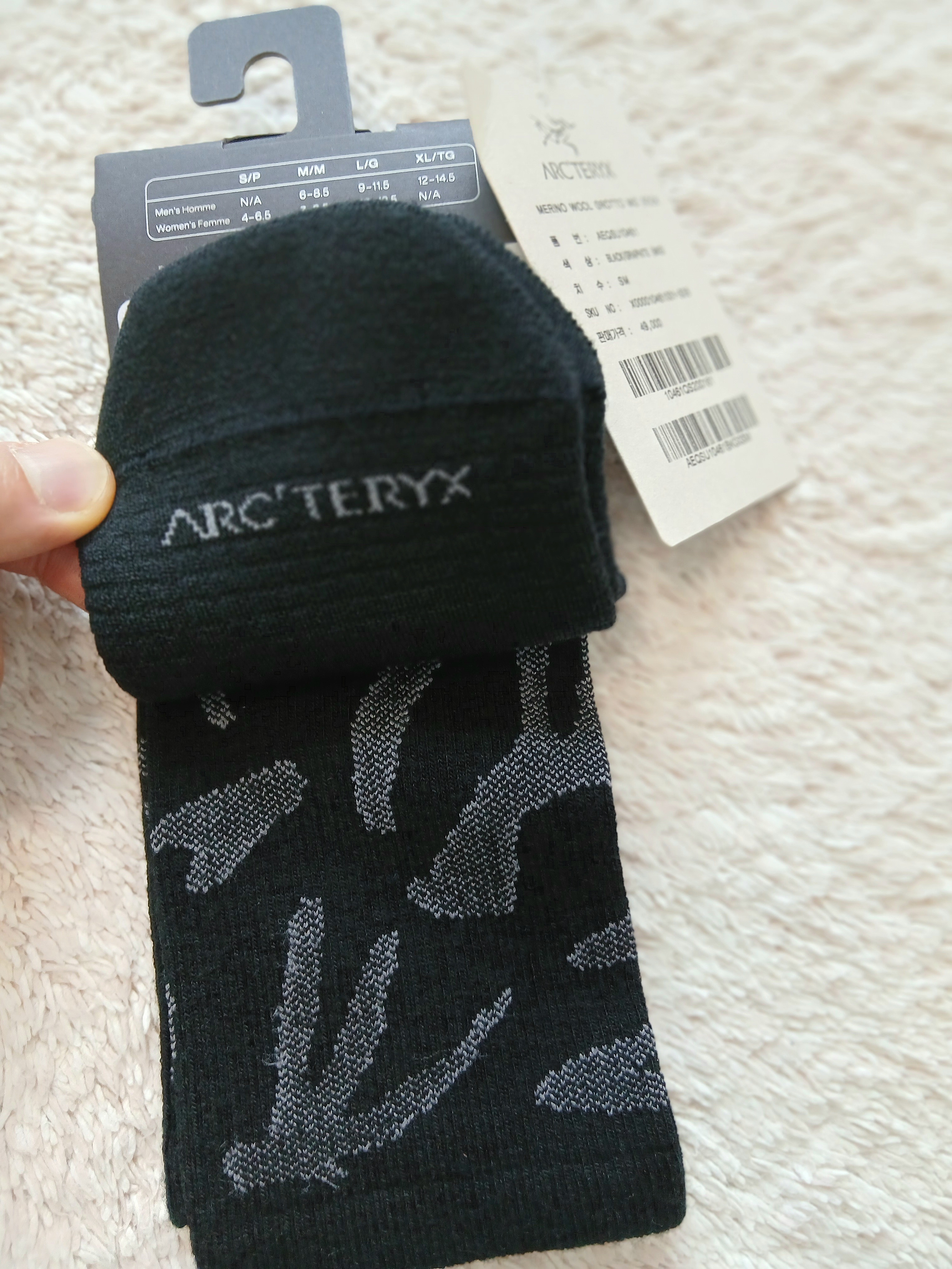 Arc'teryx Merino Wool Grotto Mid Sock Black Graphite 착용 스타일 - 5