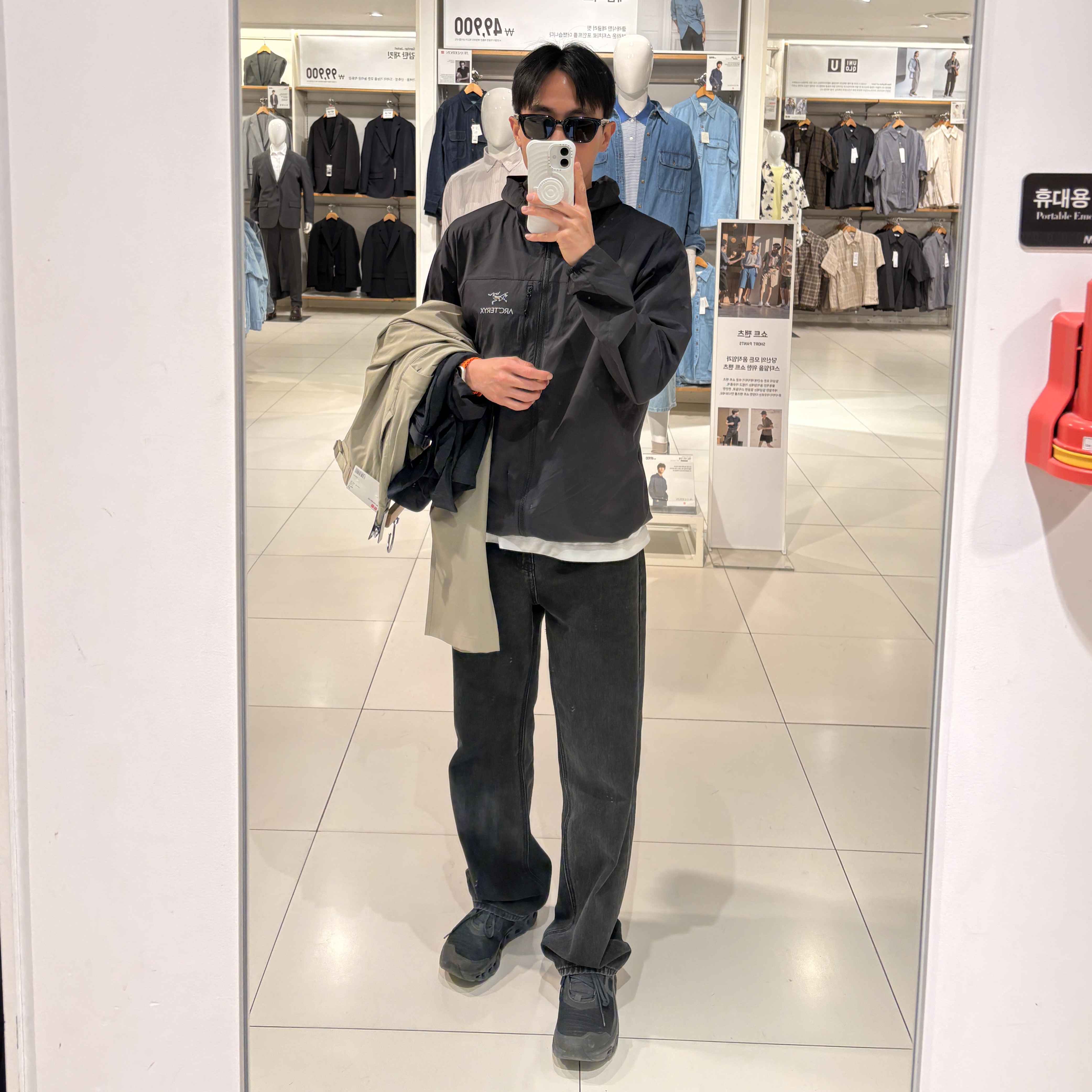 Arc'teryx Squamish Hoody Black, On Running Cloudmonster Void Black 착용 스타일 - 2
