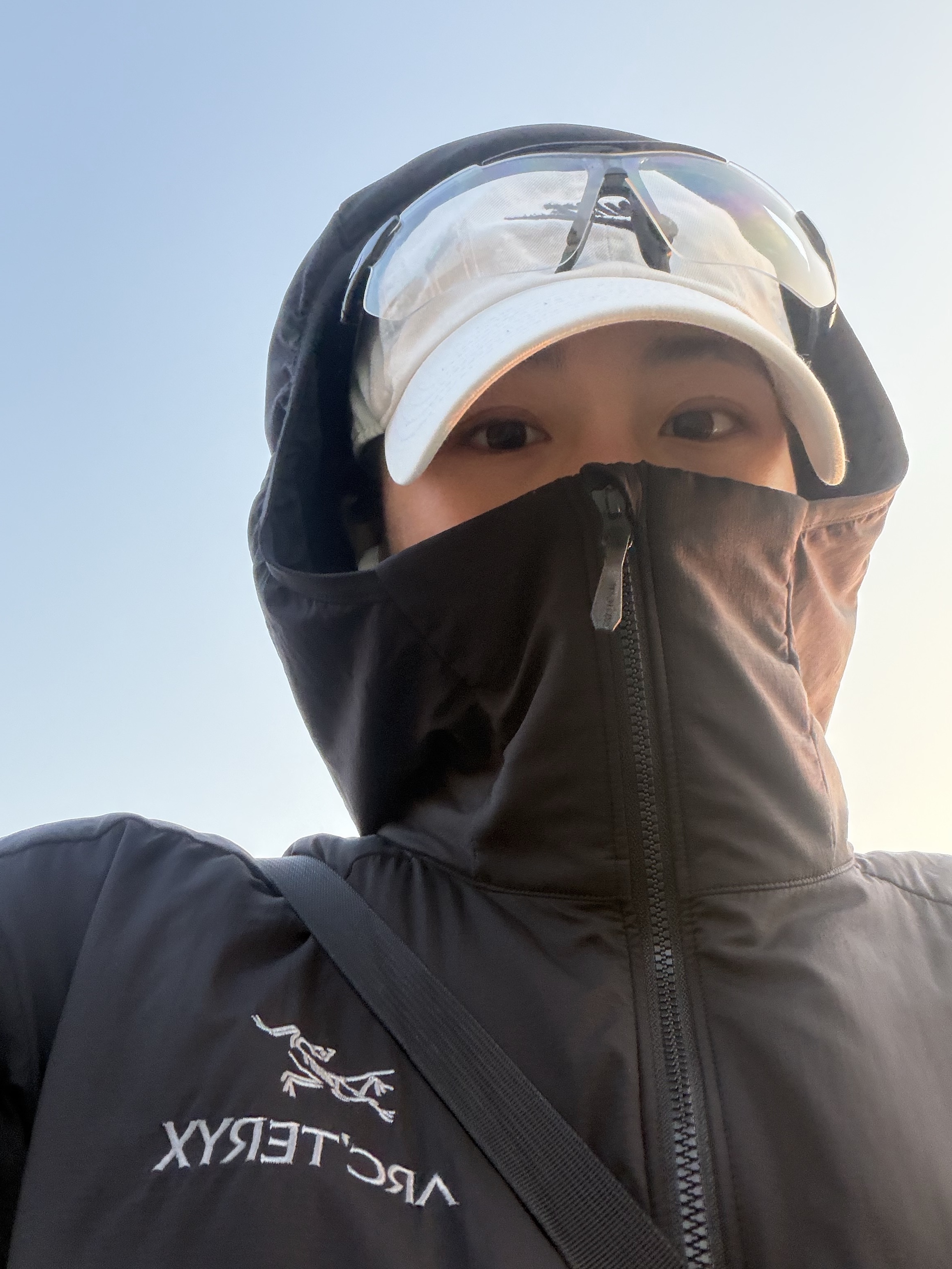 Arc'teryx Atom Hoody Black, Nike Heritage 86 Futura Washed Cap White 착용 스타일 - 1