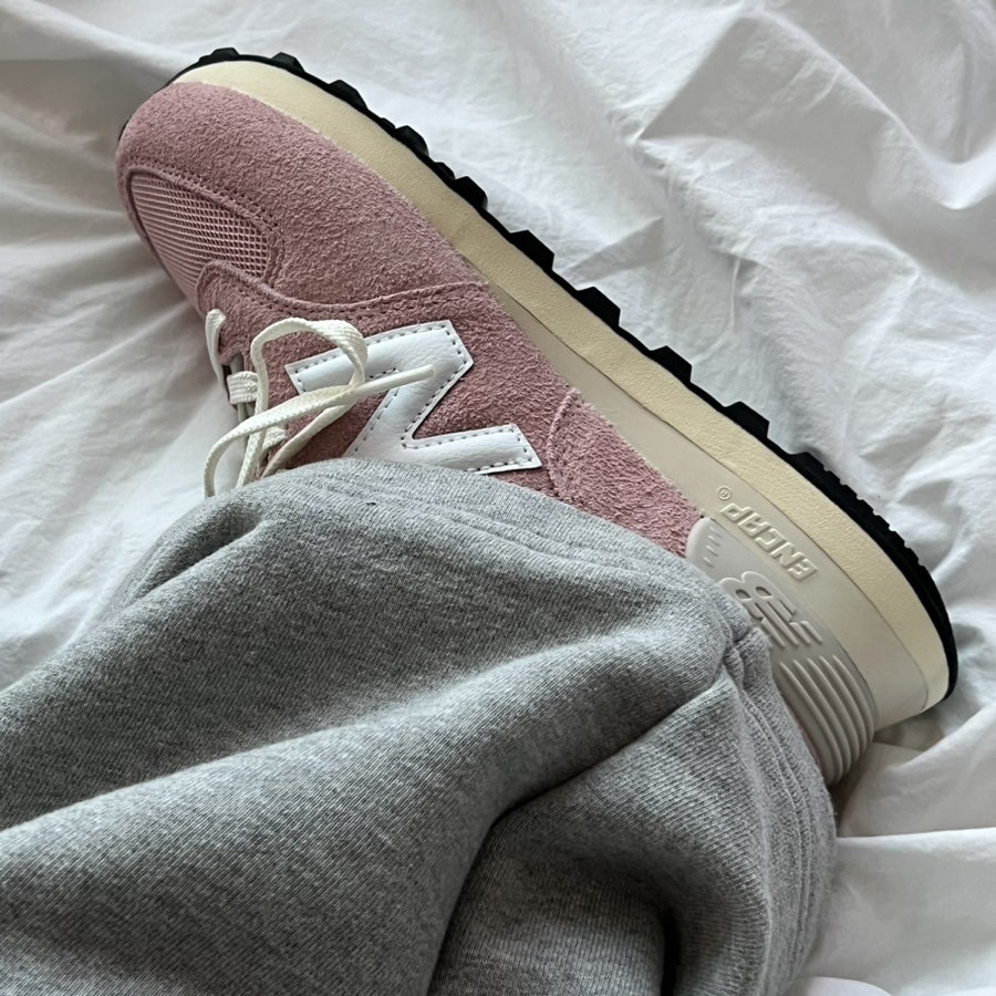 New Balance 574 Heritage Mellow Pink 착용 스타일