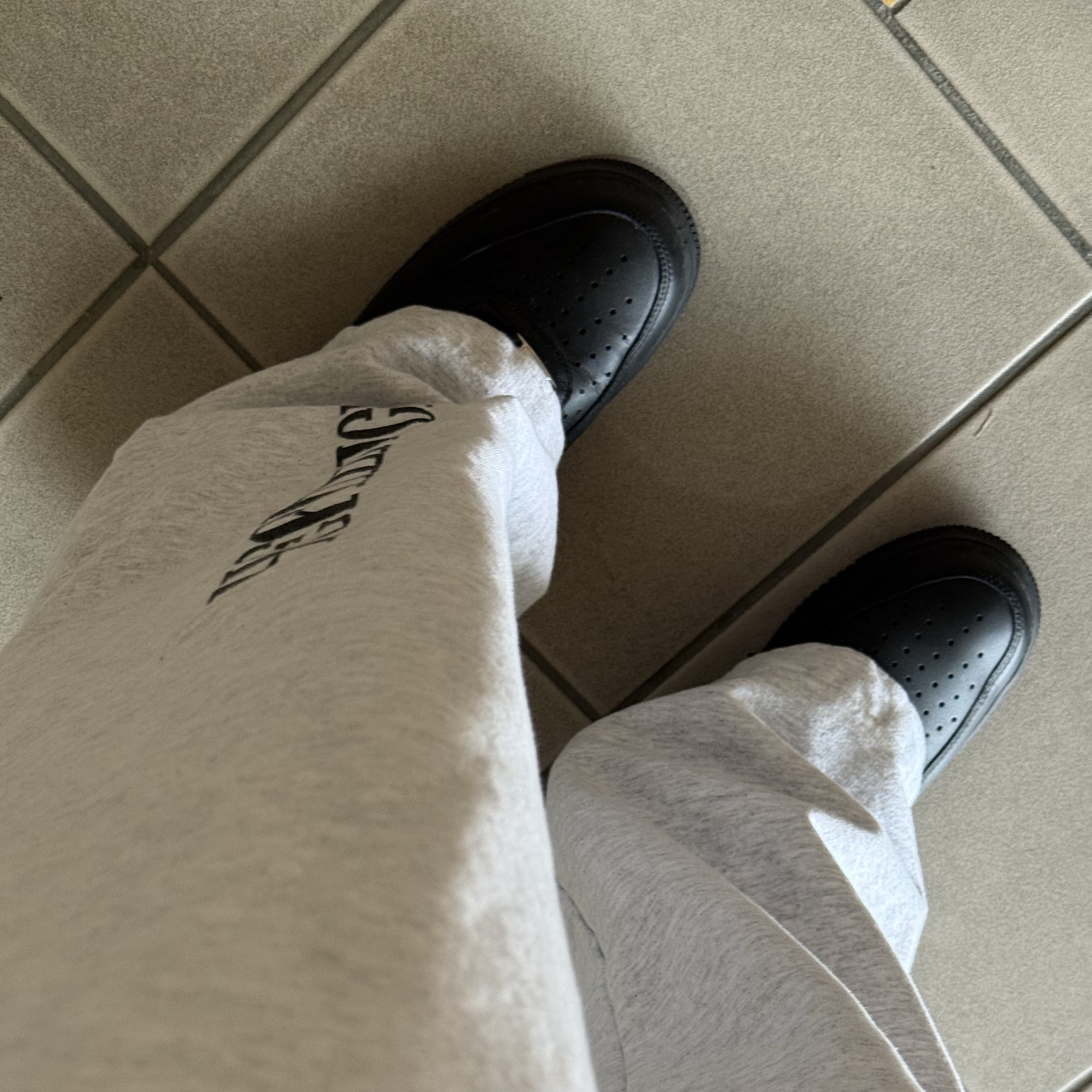 Yeezy x Gosha Rubchinskiy YZY Black Dogs Jogger Heather Grey, Nike Air Force 1 '07 Low Triple Black 착용 스타일 - 1