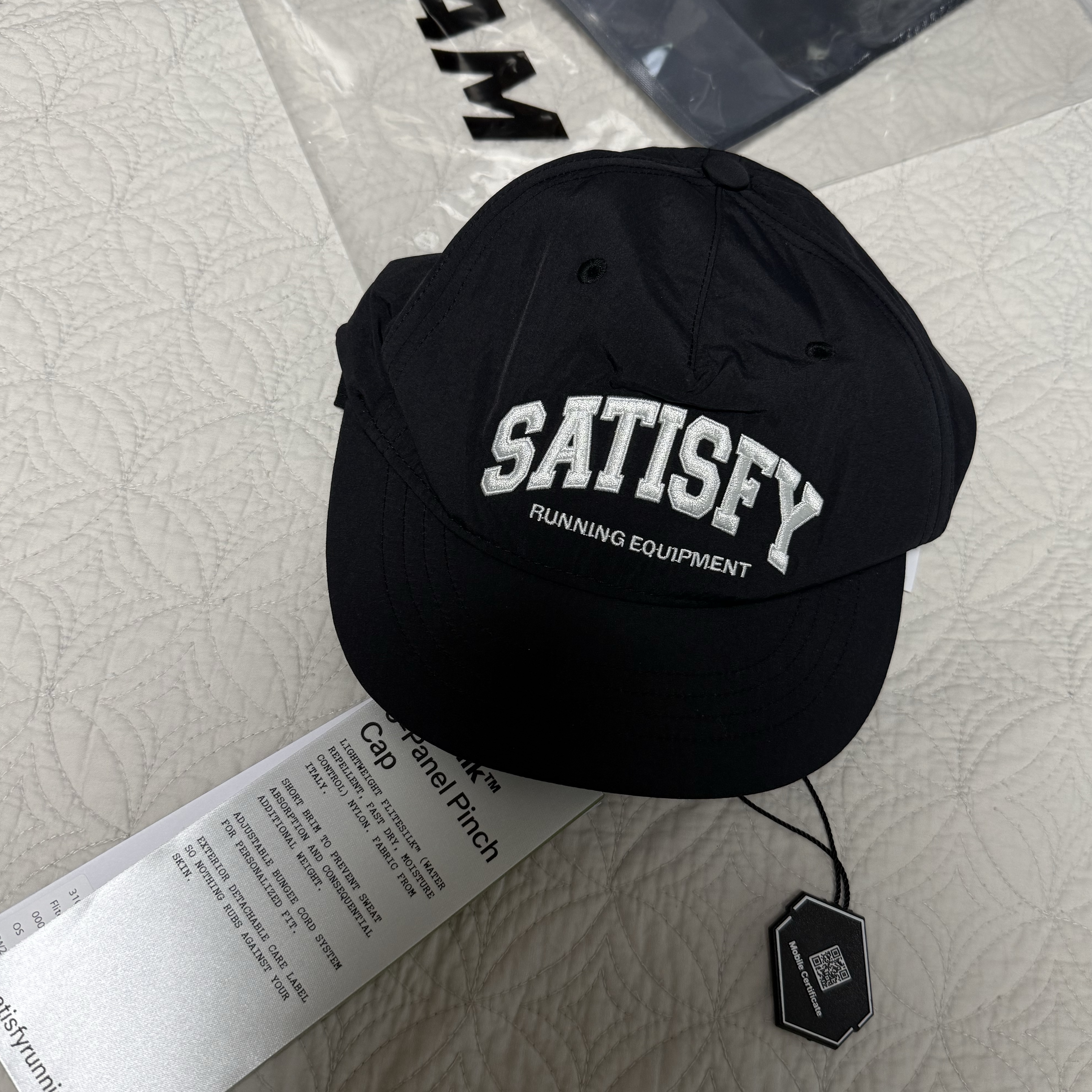 Satisfy Flitesilk 5-Panel Pinch Cap Black 착용 스타일 - 2