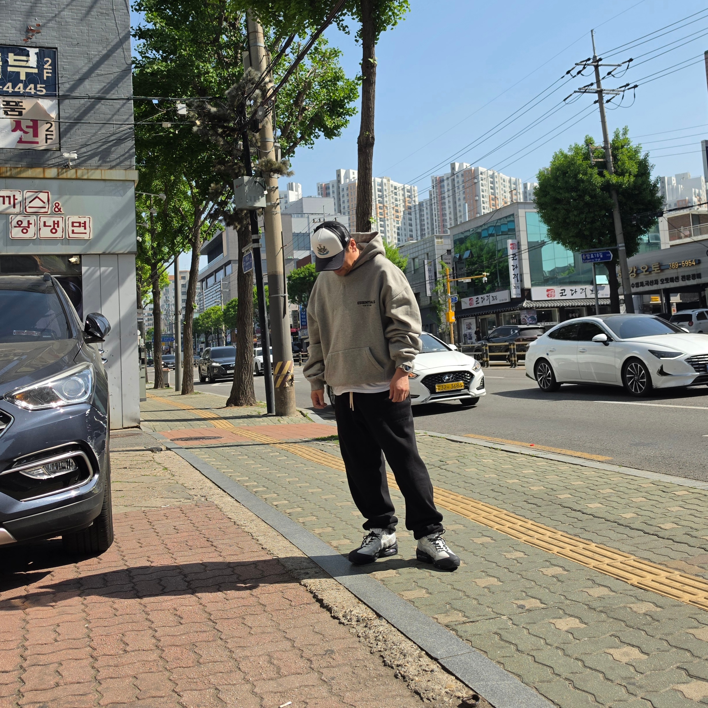 Nike Air Max 95 Big Bubble Seongsu Photon Dust Metallic Silver, Essentials Sweatpants Jet Black - 23FW 착용 스타일 - 1