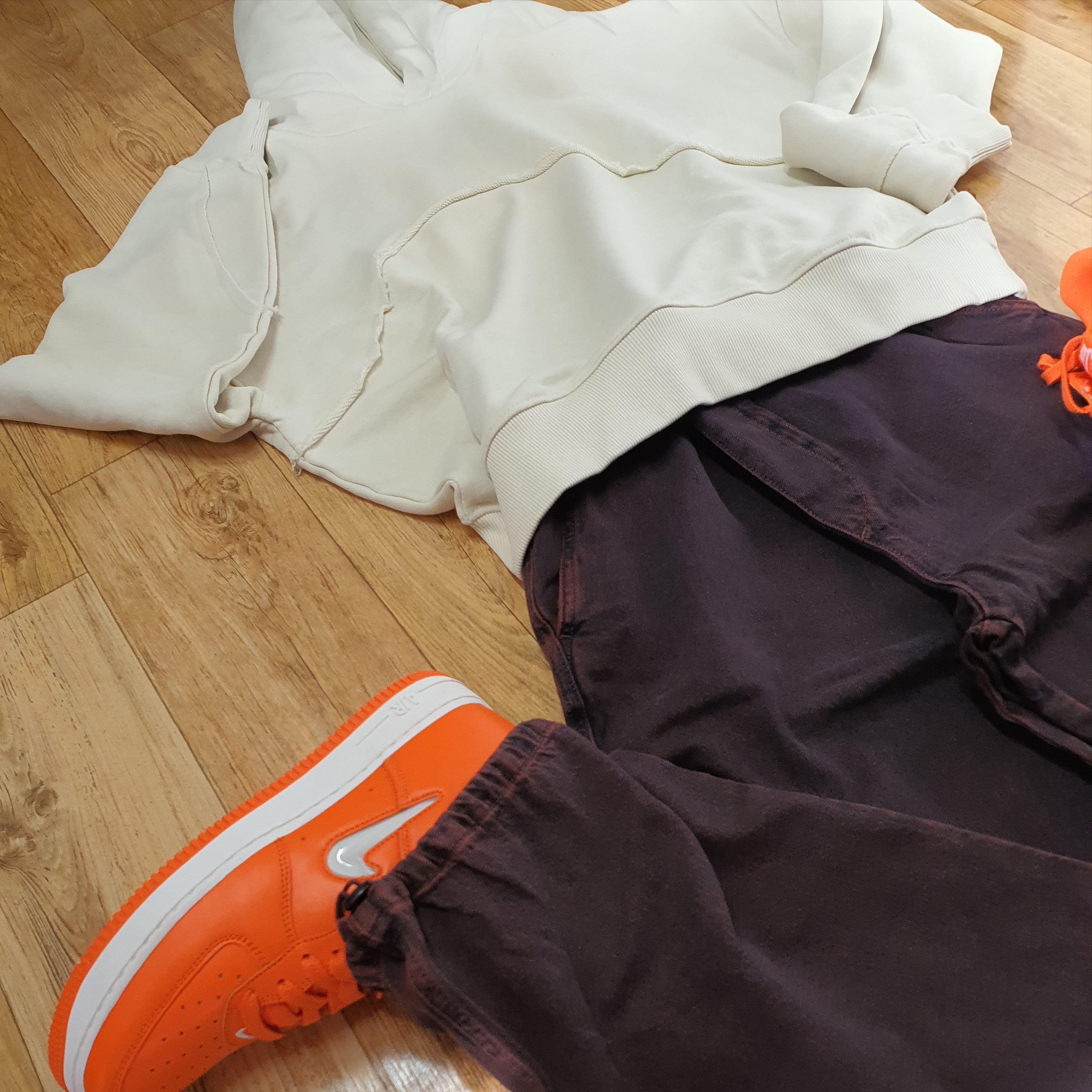 Zara Piped Hoodie Sweatshirt Beige, Zara Washed Parachute Pants Red Black 착용 스타일