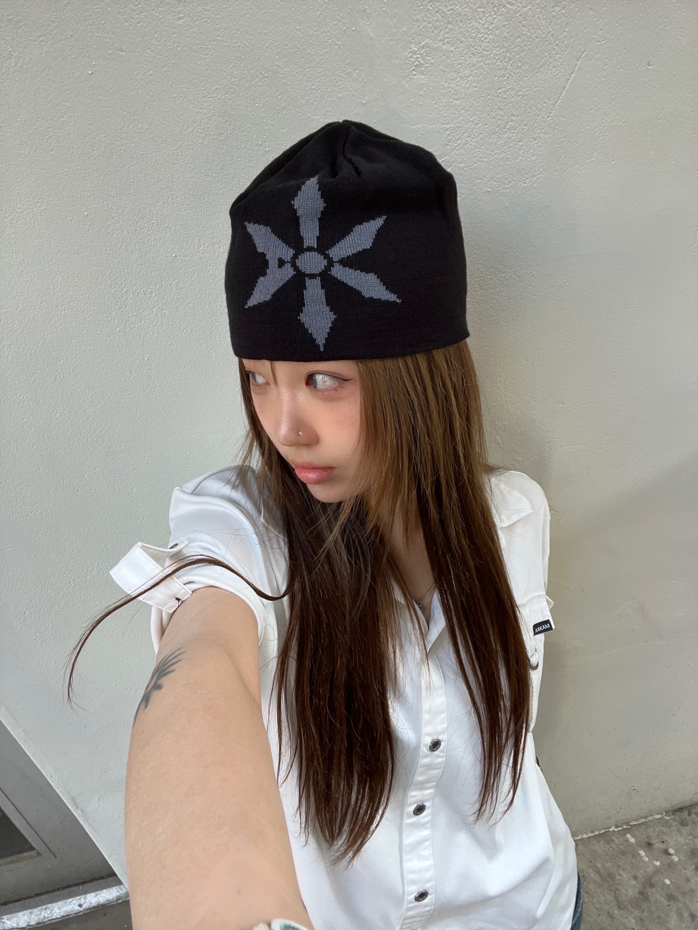 AX CONNECTION Compass Logo Beanie (Lightweight) 착용 스타일 - 2