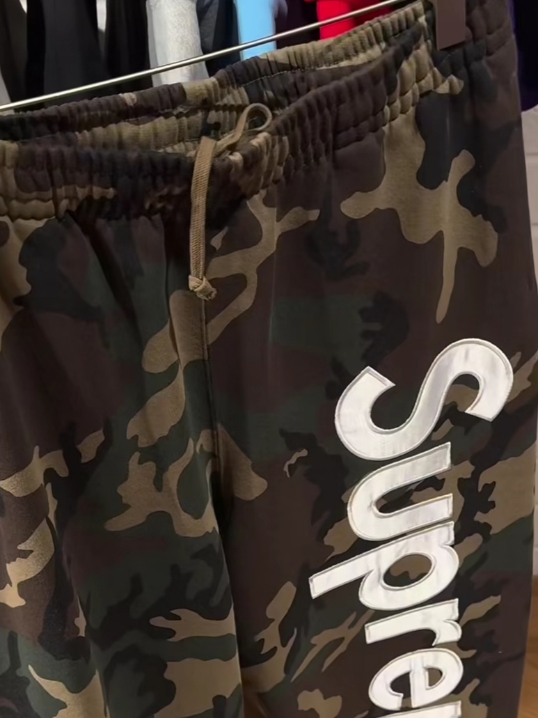 Supreme Satin Applique Sweatpant Woodland Camo - 26SS 착용 스타일
