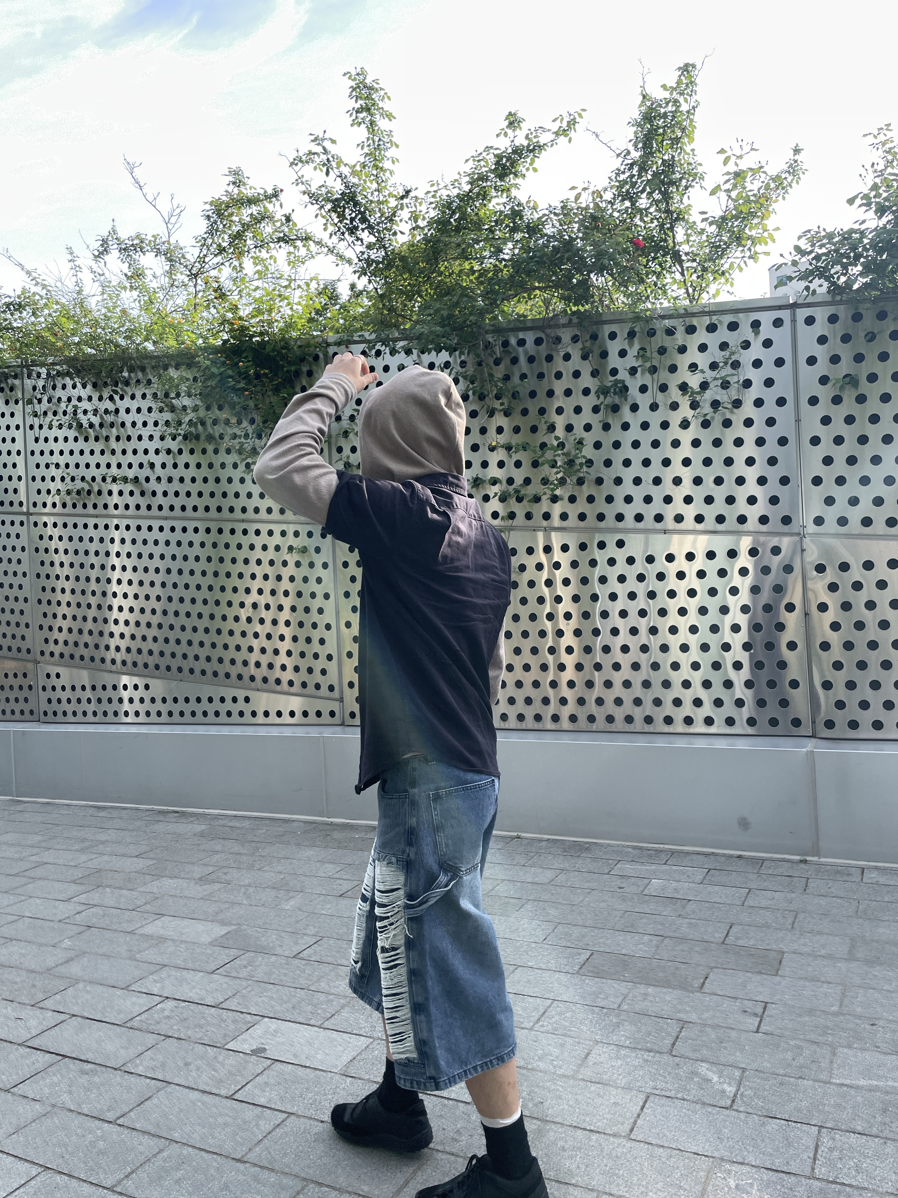 [KREAM 단독] NOMANUAL Destroyed Bermuda Pants Washed Navy 착용 스타일 - 5