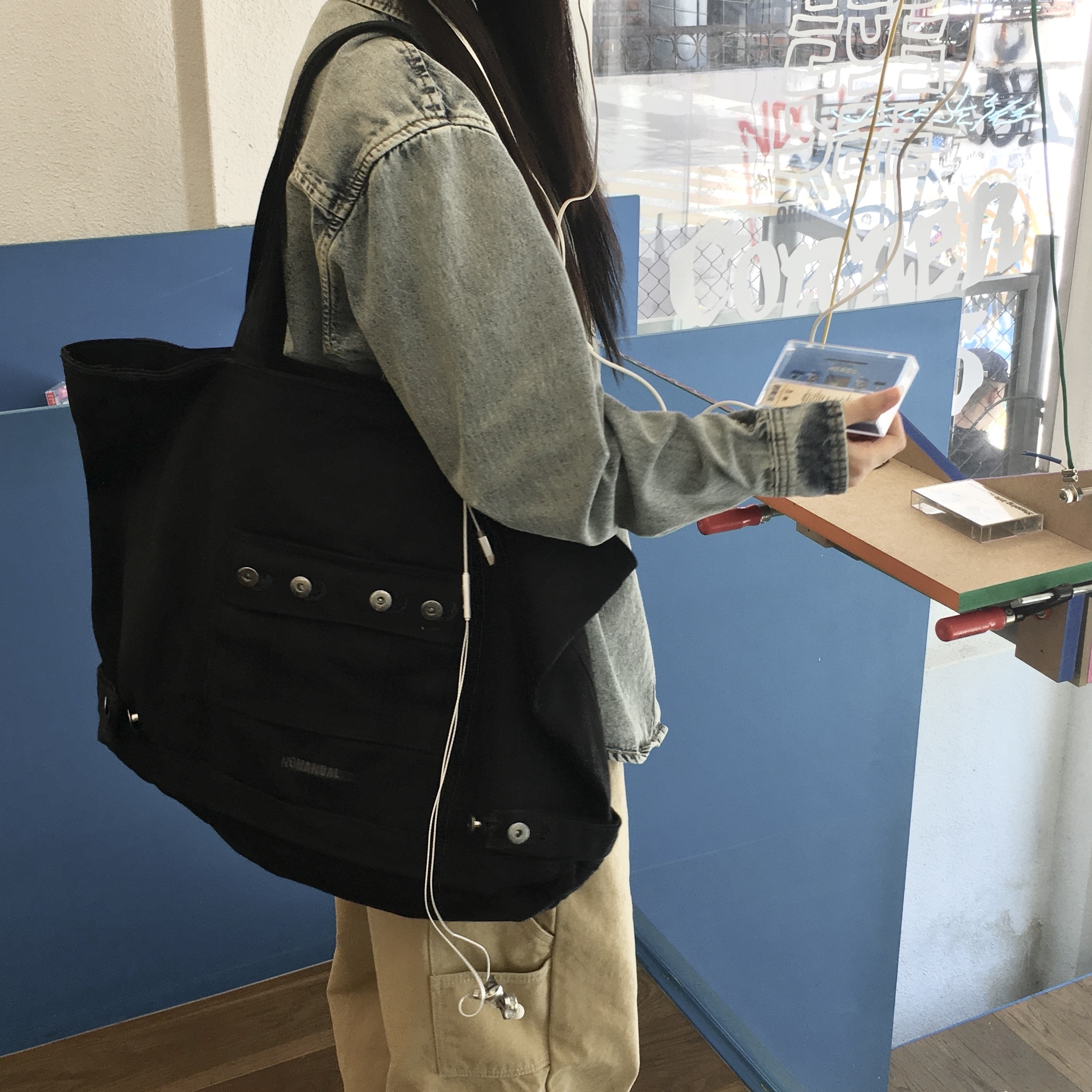 NOMANUAL 4R Pocket Tote Bag Washed Black 착용 스타일 - 2
