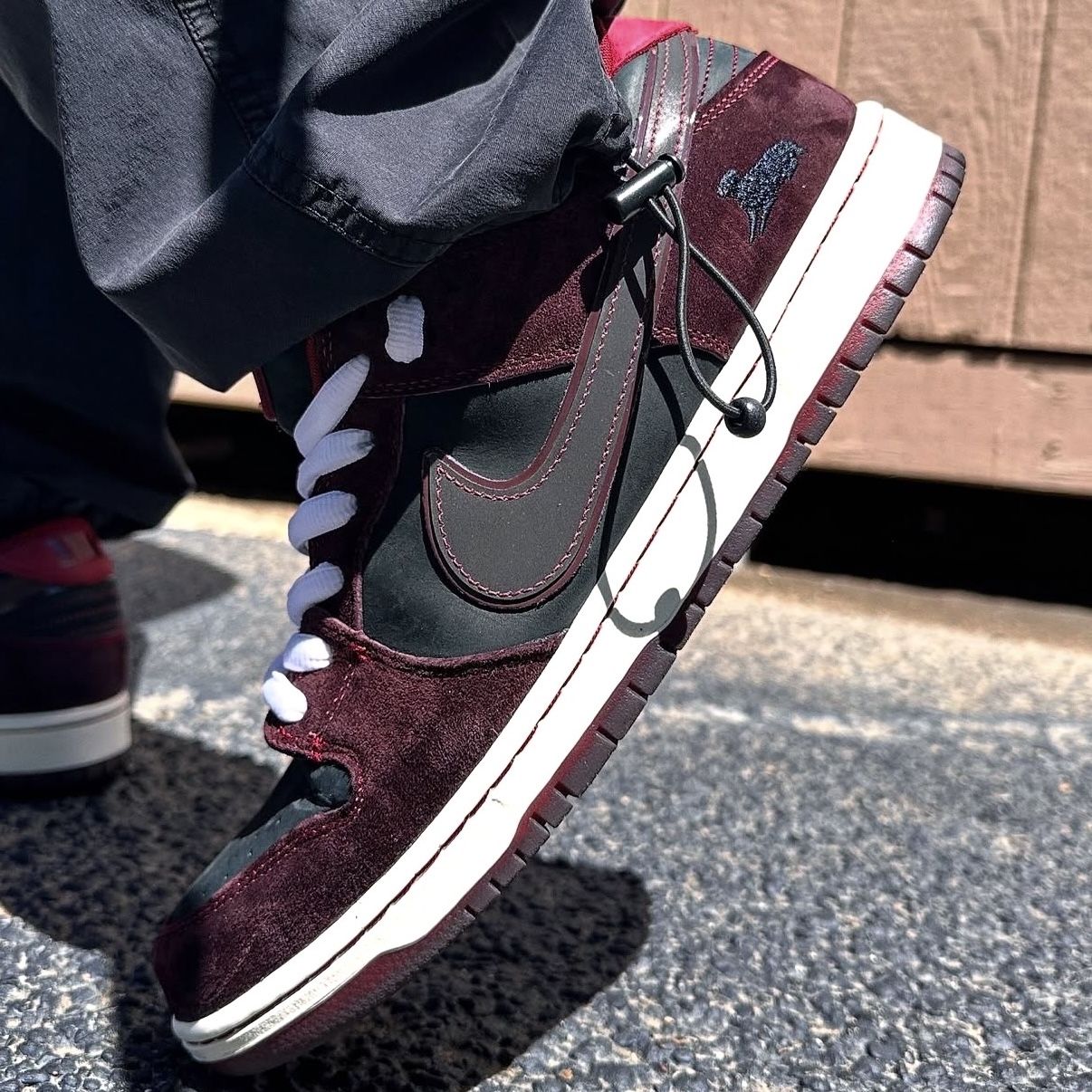 Nike x Riot Skateshop SB Dunk Low Pro Mahogany and Team Red 착용 스타일