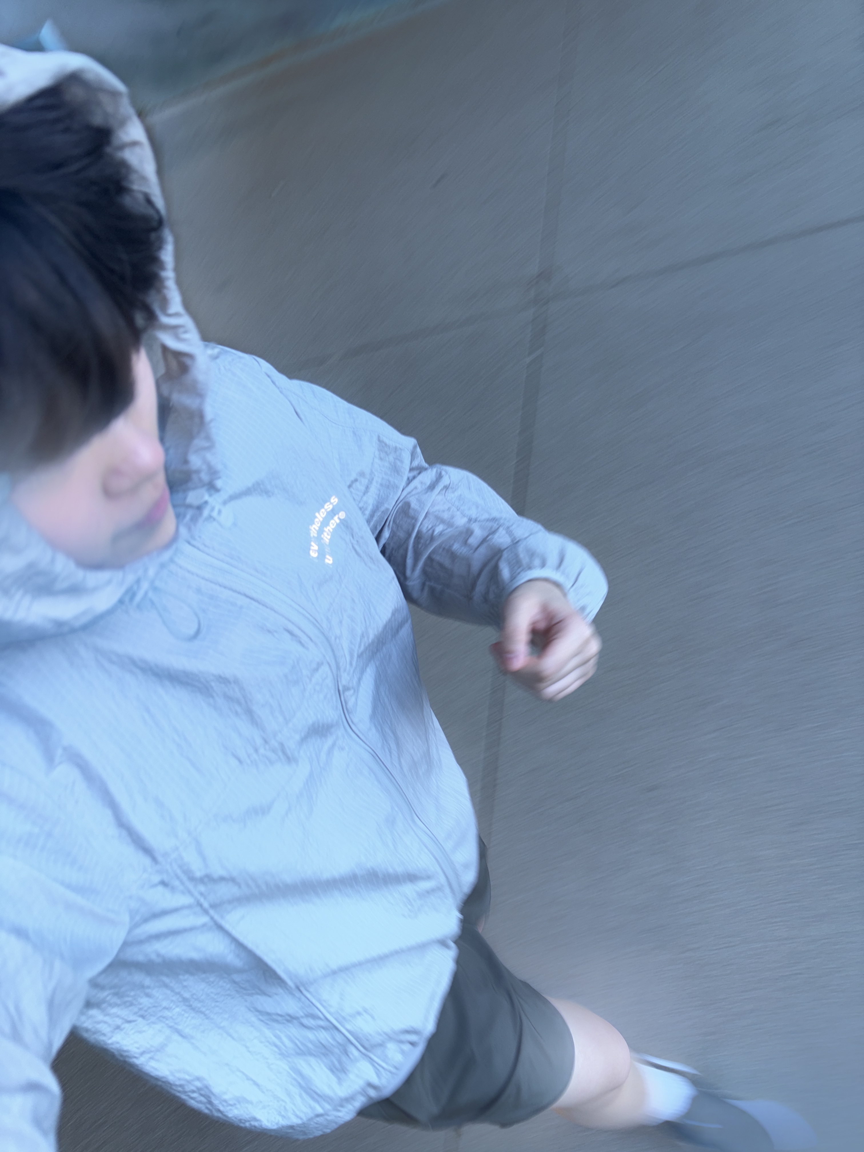 [KREAM 단독] runwhither Windbreaker Jacket V2 Gray, [KREAM 단독] runwhither 5inch Shorts Khaki 착용 스타일