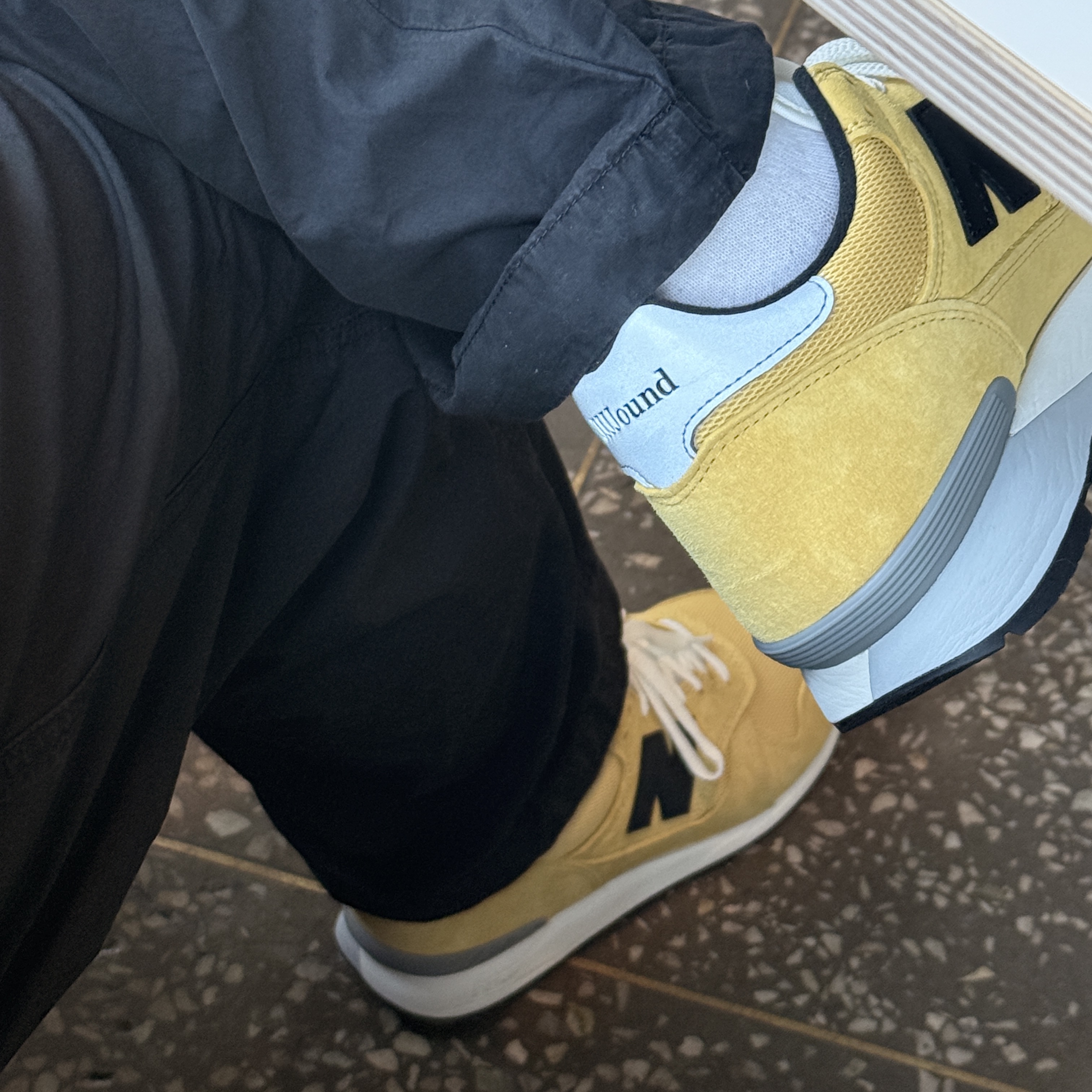 New Balance x JJJJound 475 Yellow White 착용 스타일 - 2