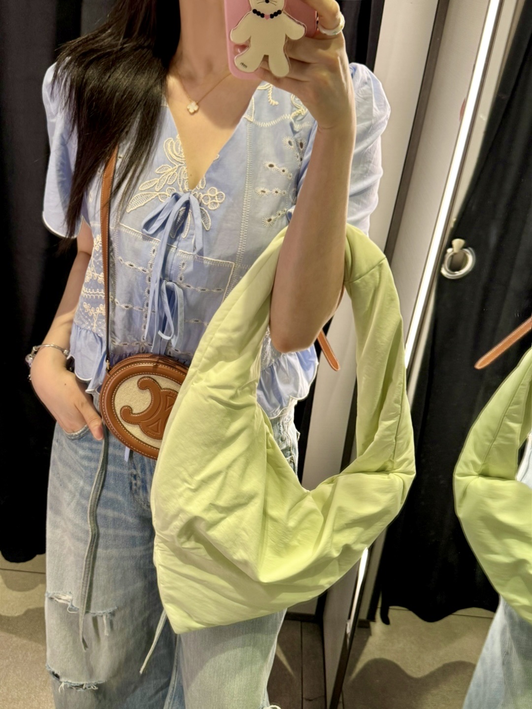 COS Kite Nylon Shoulder Bag Light Green, Celine Crossbody Oval Purse Cuir Triomphe in Textile and Calfskin Natural Tan 착용 스타일 - 2
