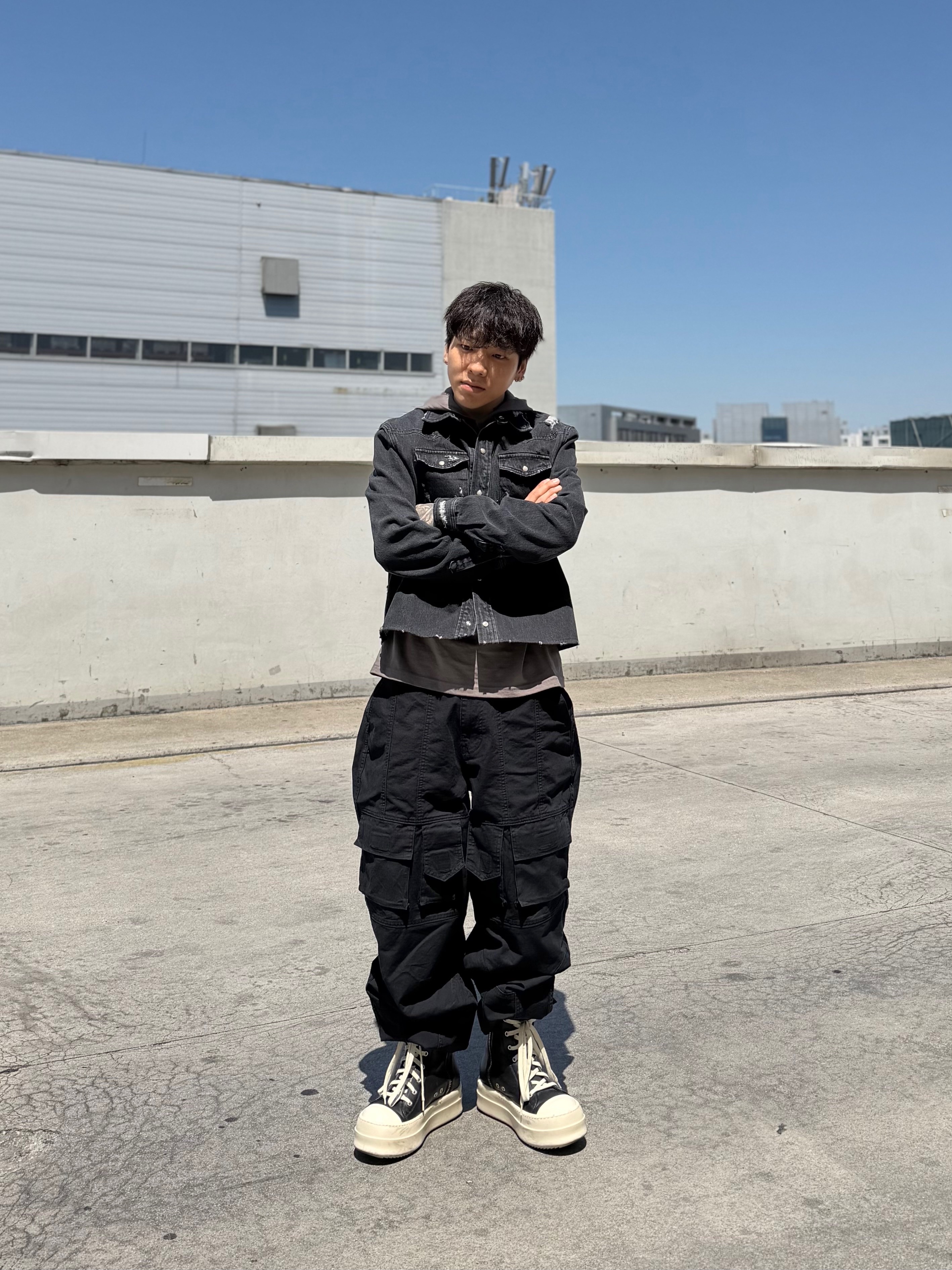 Rick Owens Mega Bumper Sneakers Black Milk 착용 스타일 - 1
