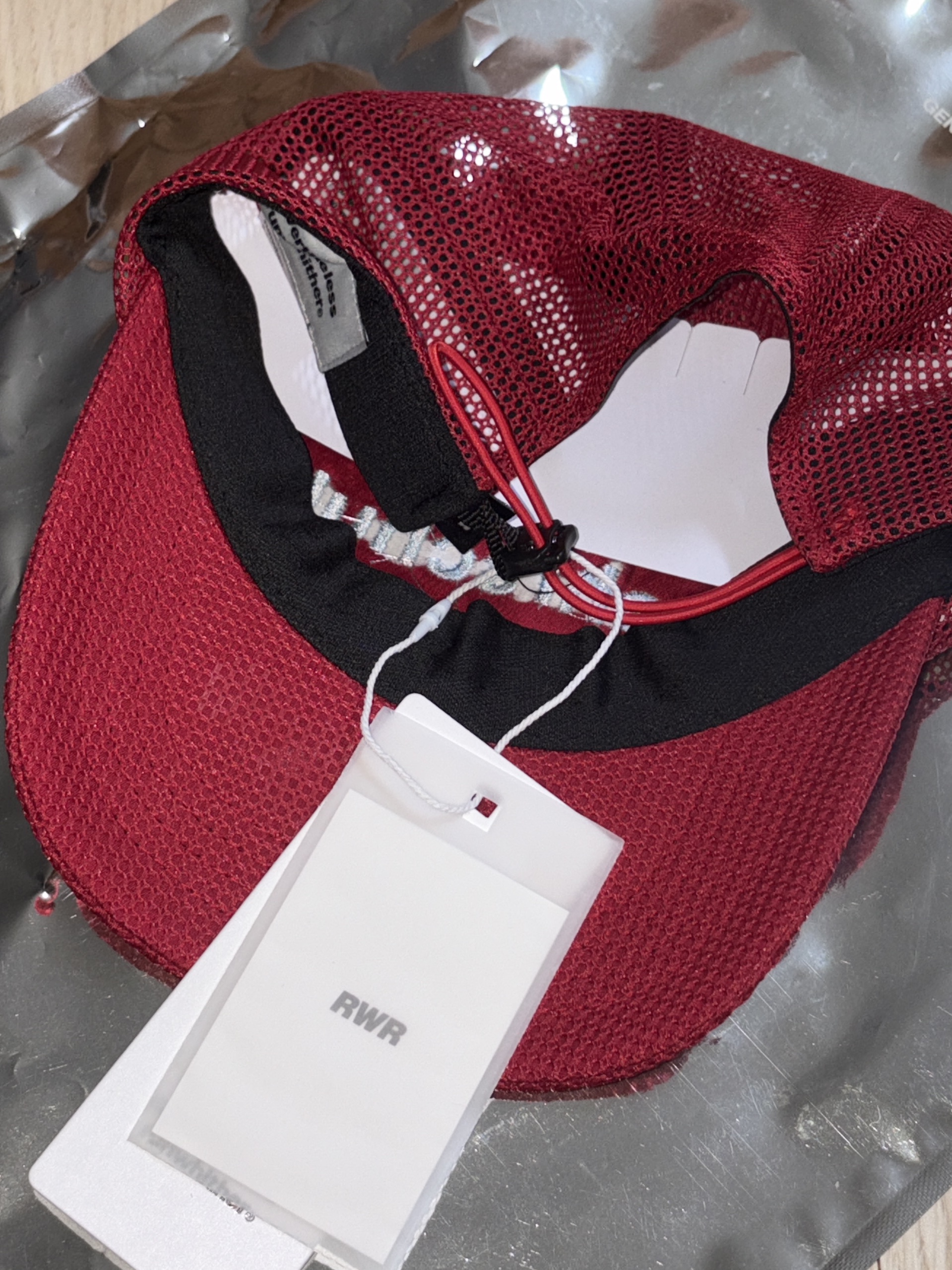 [KREAM 단독] runwhither Mesh Cap Red, (W) Celine Triomphe 01 Sunglasses in Acetate Black 착용 스타일 - 7