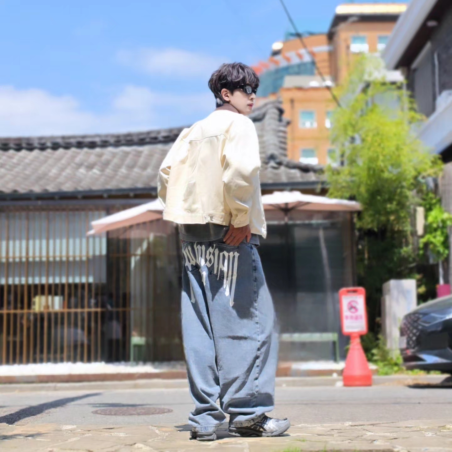[KREAM 단독] NOMANUAL Devil Ring Damaged T-shirt Washed Charcoal, NOMANUAL Raw Vision Denim Pants White Blue 착용 스타일 - 3