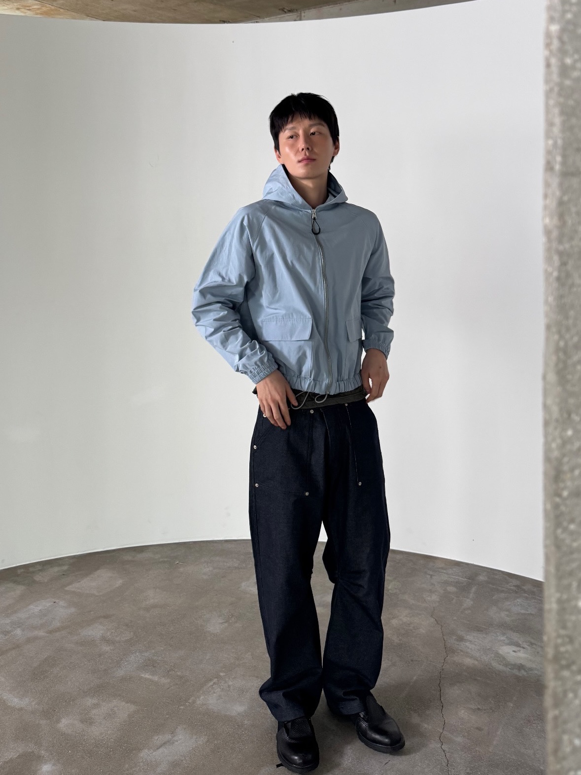 Blue Sunflower City Hooded Windbreaker Blue, Blue Sunflower Curved Denim Carpenter Pants 착용 스타일