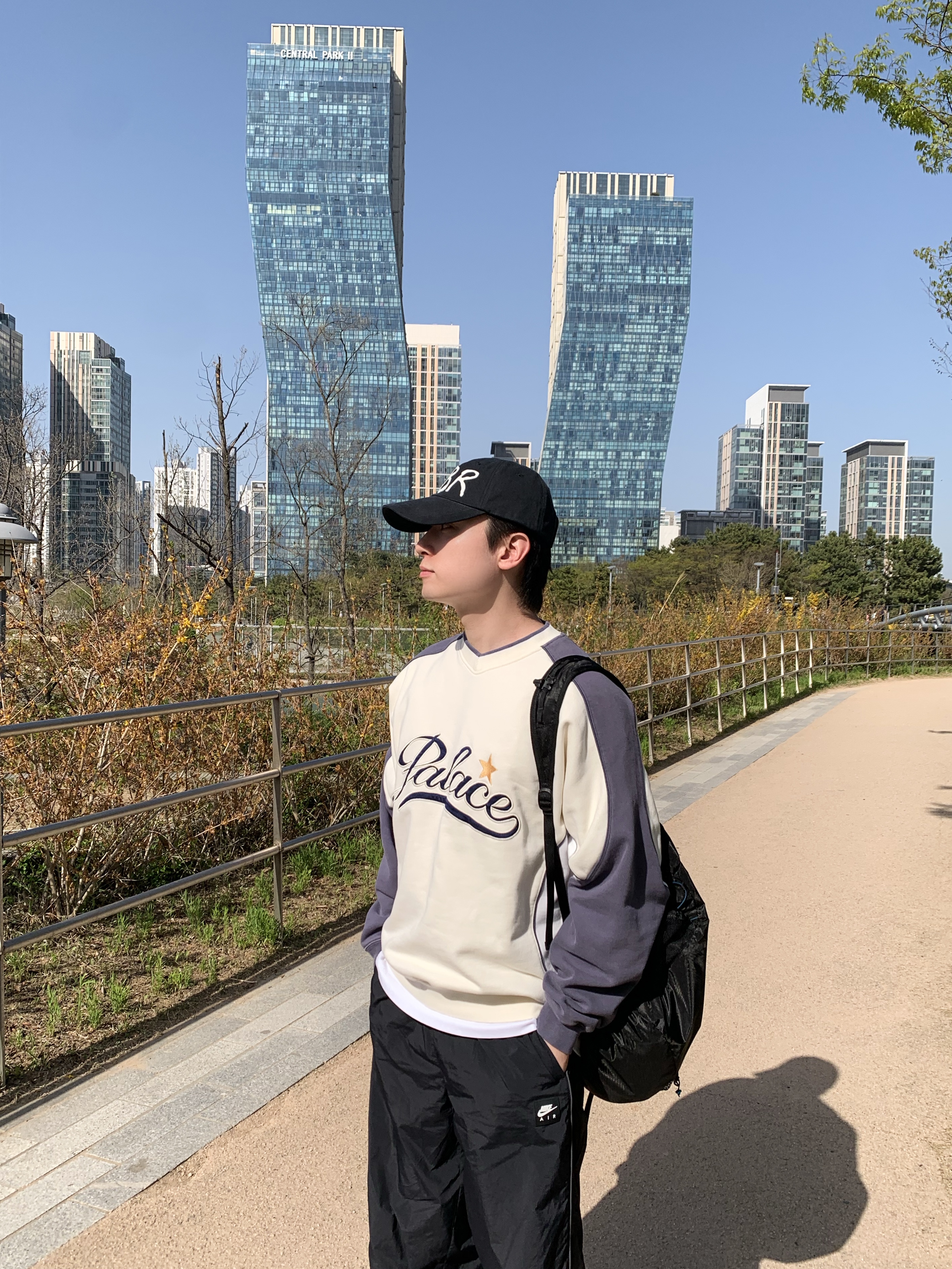 Palace Star Script Crew Soft White - 24SS, Nike Solo Swoosh Track Pants Black - Asia 착용 스타일 - 6