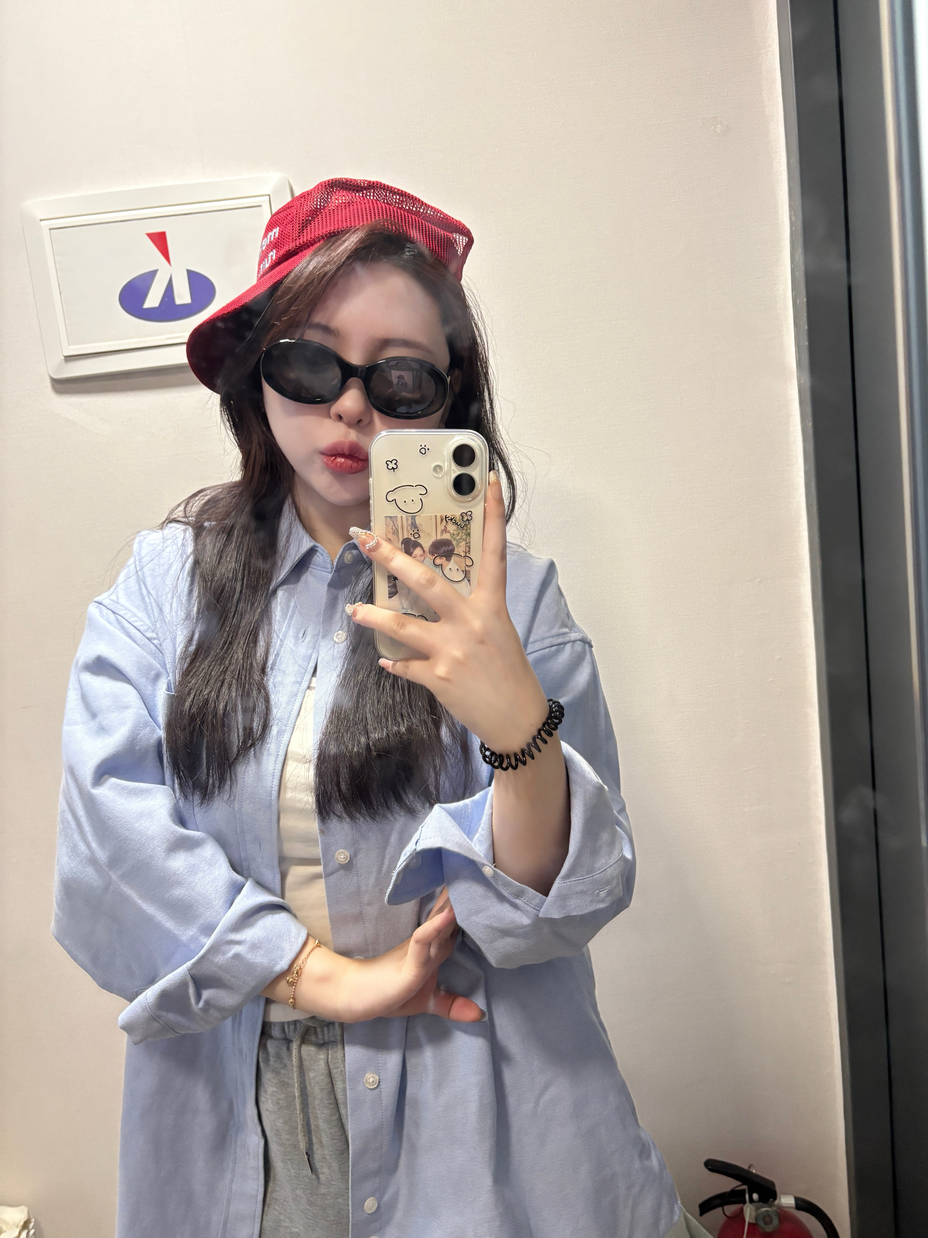 [KREAM 단독] runwhither Mesh Cap Red, (W) Celine Triomphe 01 Sunglasses in Acetate Black 착용 스타일 - 1
