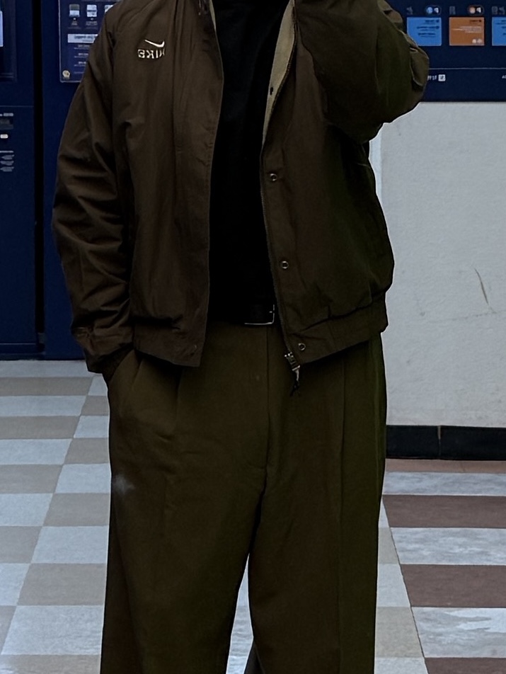 Nike Club LNY Jacket Dark Hazel (IQ3705-212), Uniqlo x Marni Wide Fit Pleated Trousers Olive 착용 스타일