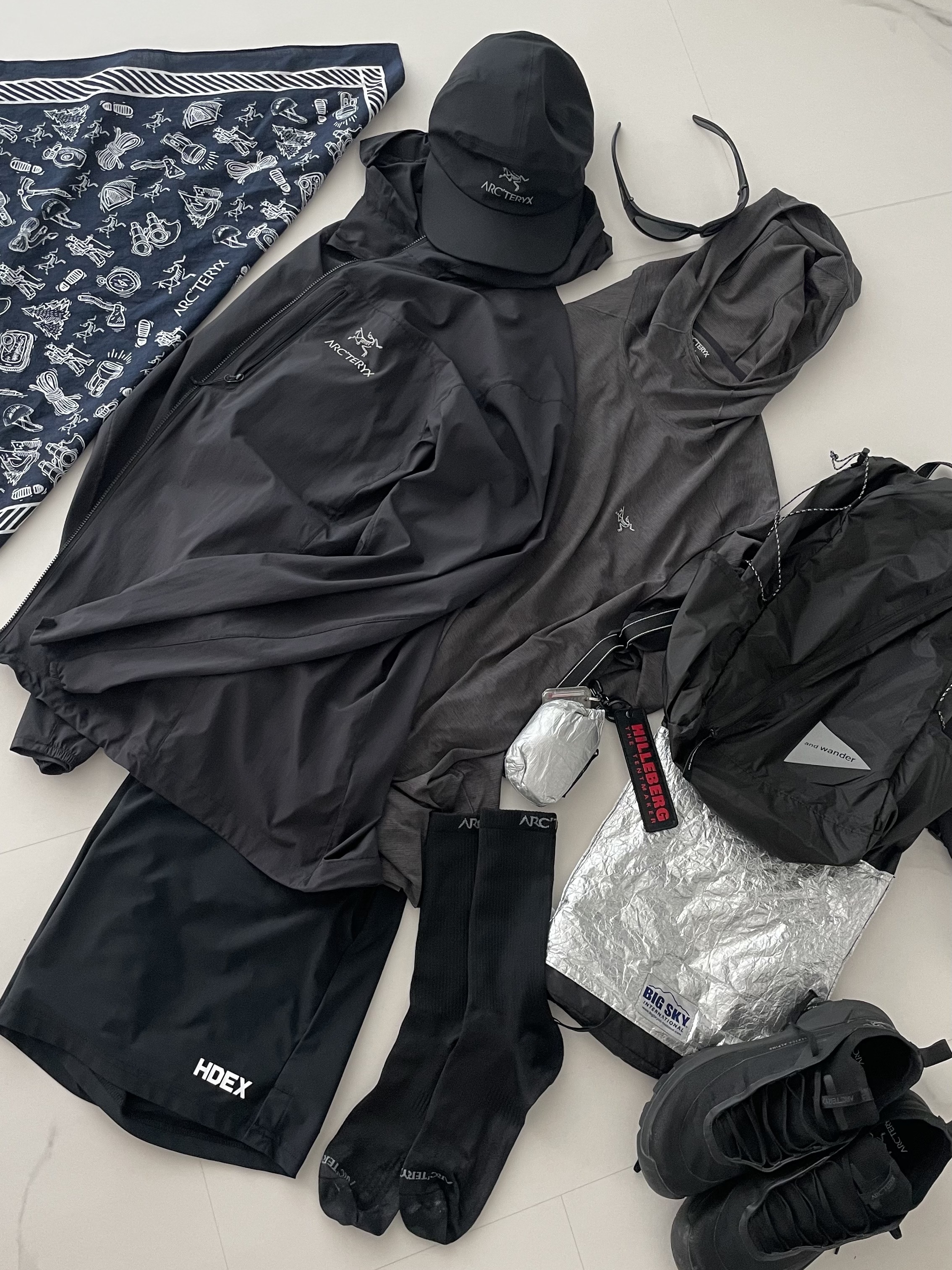 Arc'teryx Squamish Hoody Black, Arc'teryx Gore 5 Panel Cap Black 착용 스타일 - 1