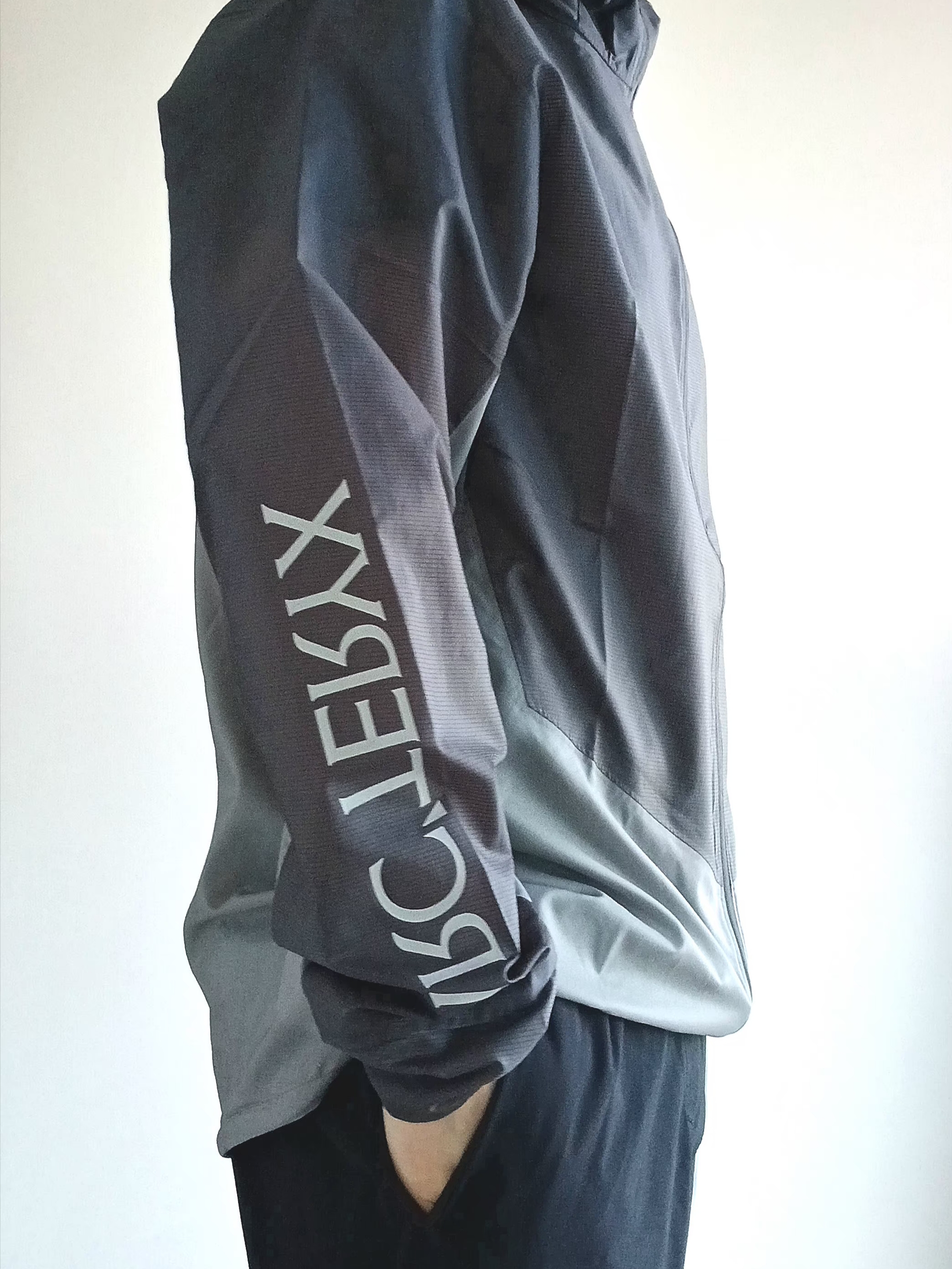 Goldwin Gore-Tex 3L Cap Black, Arc'teryx Norvan Windshell Hoody Cloud Void 착용 스타일 - 7