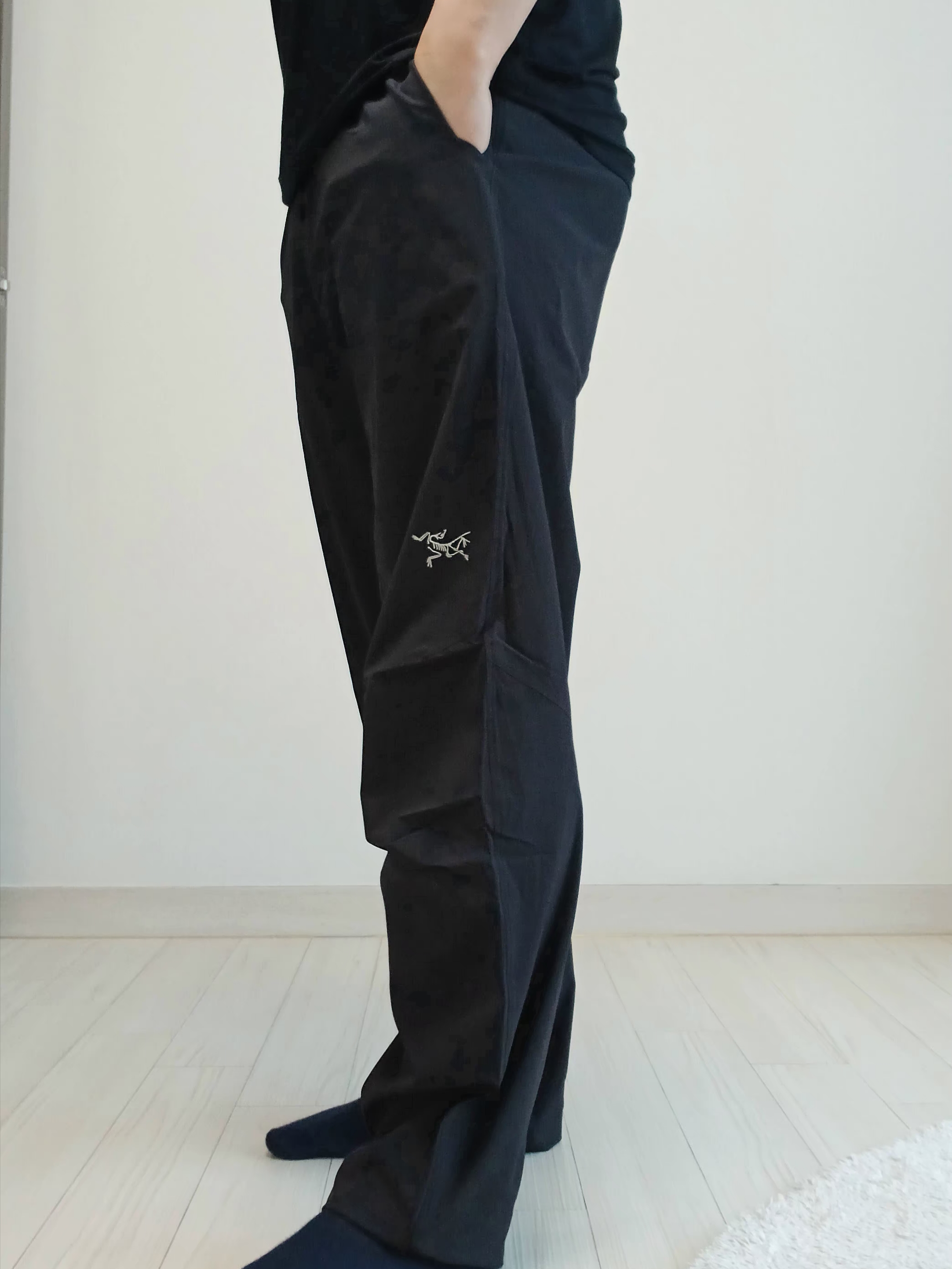 Arc'teryx Incendo Pants Black, UGG x Palace x Looney Tunes Tasman Slipper Chestnut 착용 스타일 - 2