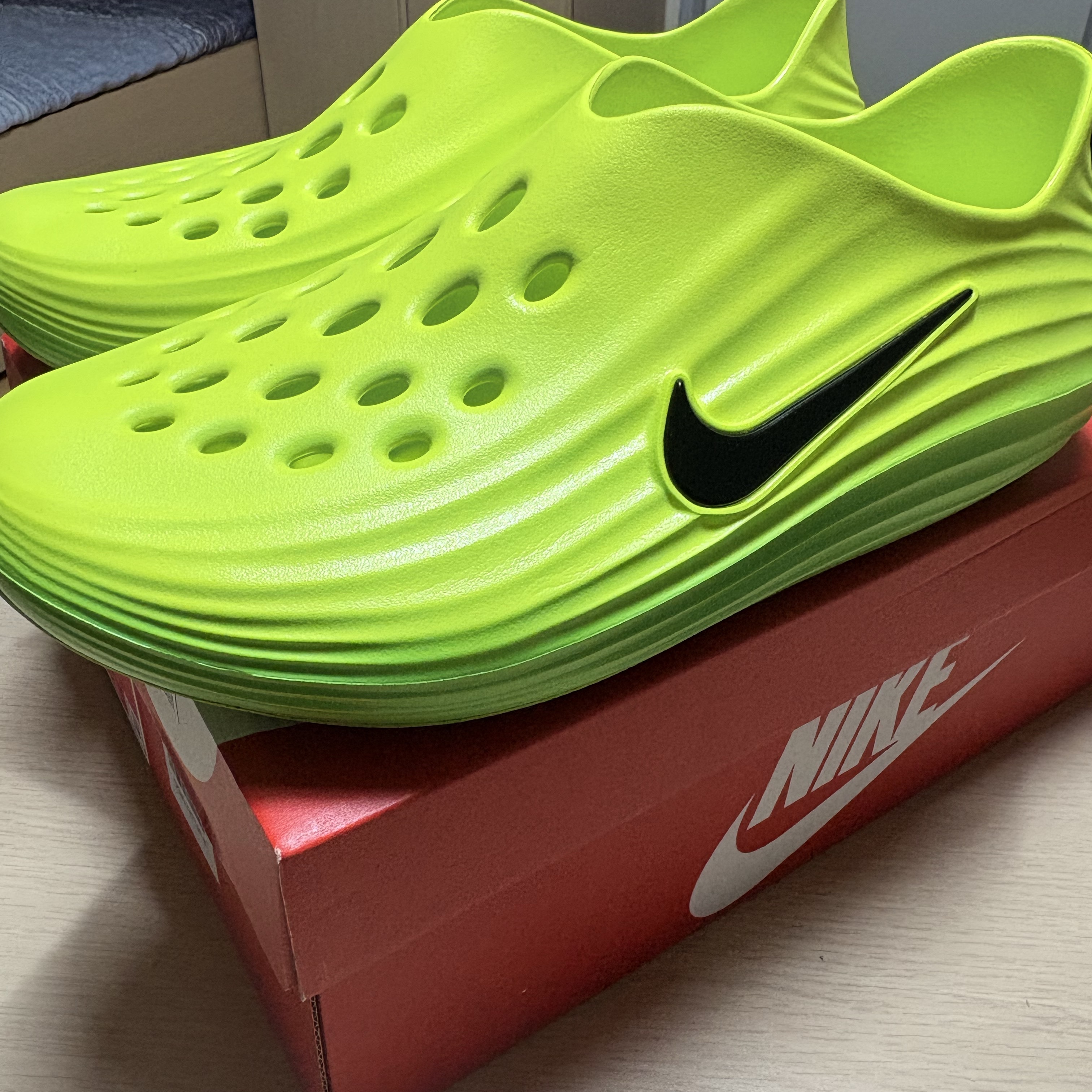 Nike ReactX Rejuven8 Green Strike Volt 착용 스타일 - 3