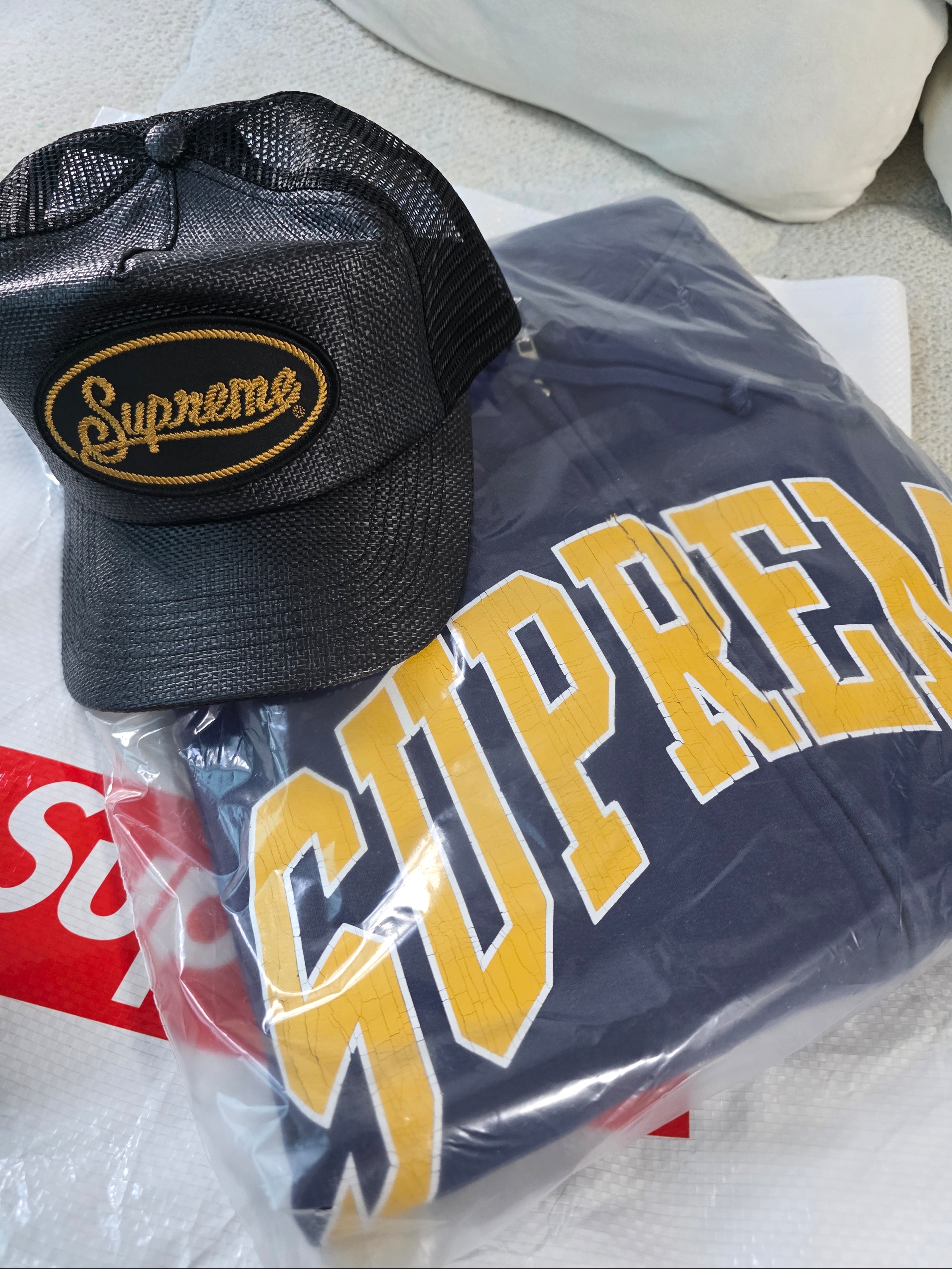 Supreme Cracked Raglan Zip Up Hooded Sweatshirt Washed Navy - 26SS, Supreme Raffia Mesh Back 5-Panel Black - 26SS 착용 스타일