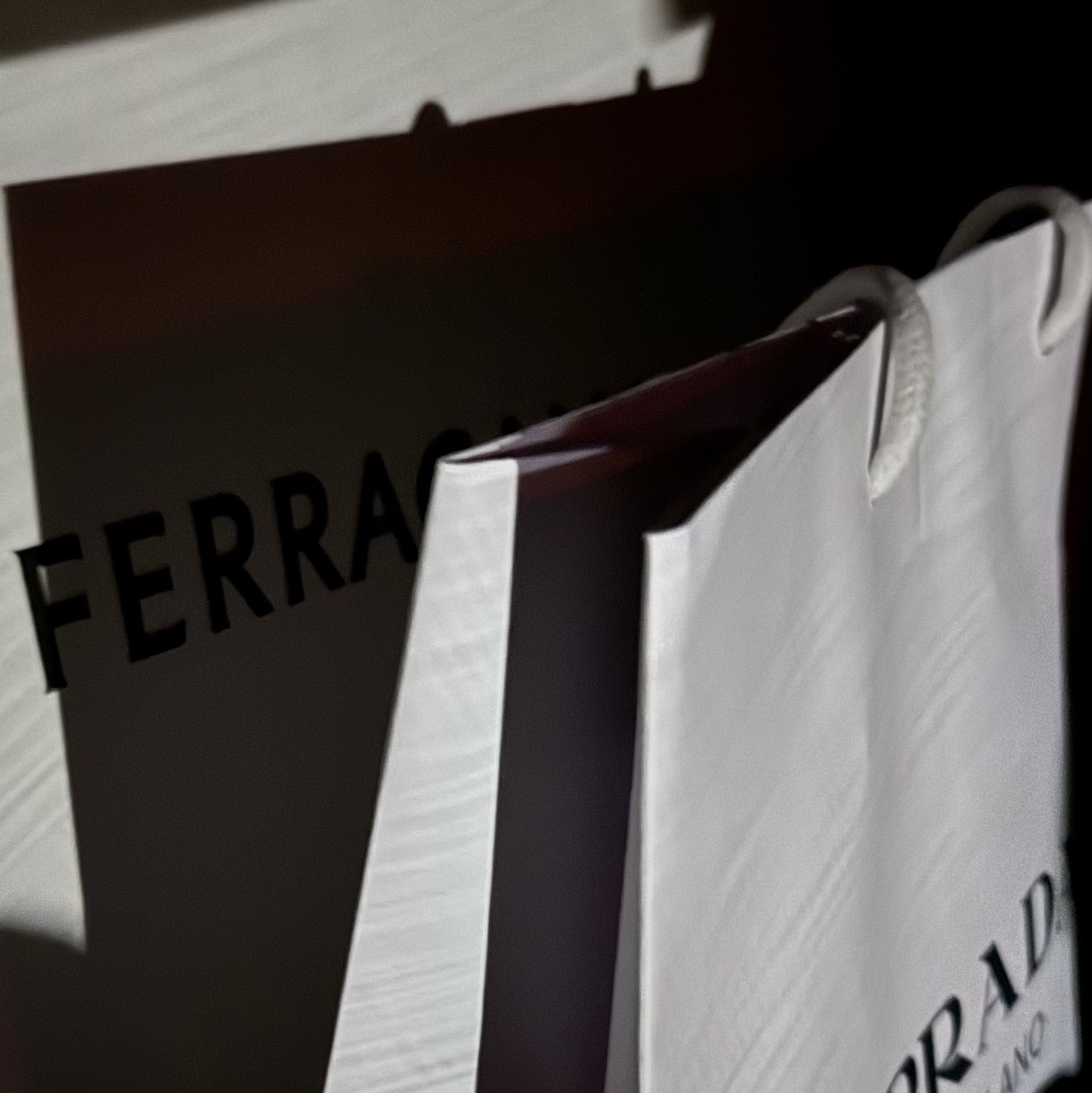 Prada Saffiano Leather Envelope Chain Shoulder Bag Marble Grey, Ferragamo Large Tote Bag Black 착용 스타일 - 2