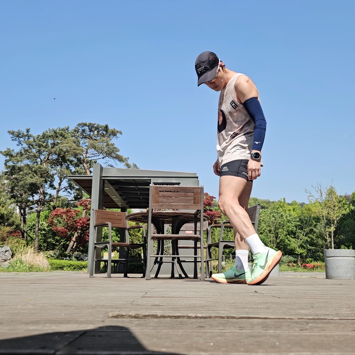 Nike ZoomX Vaporfly Next% 3 Vapor Green Dragon Red, LI2 Black Wing Running Crew Socks White 착용 스타일 - 1